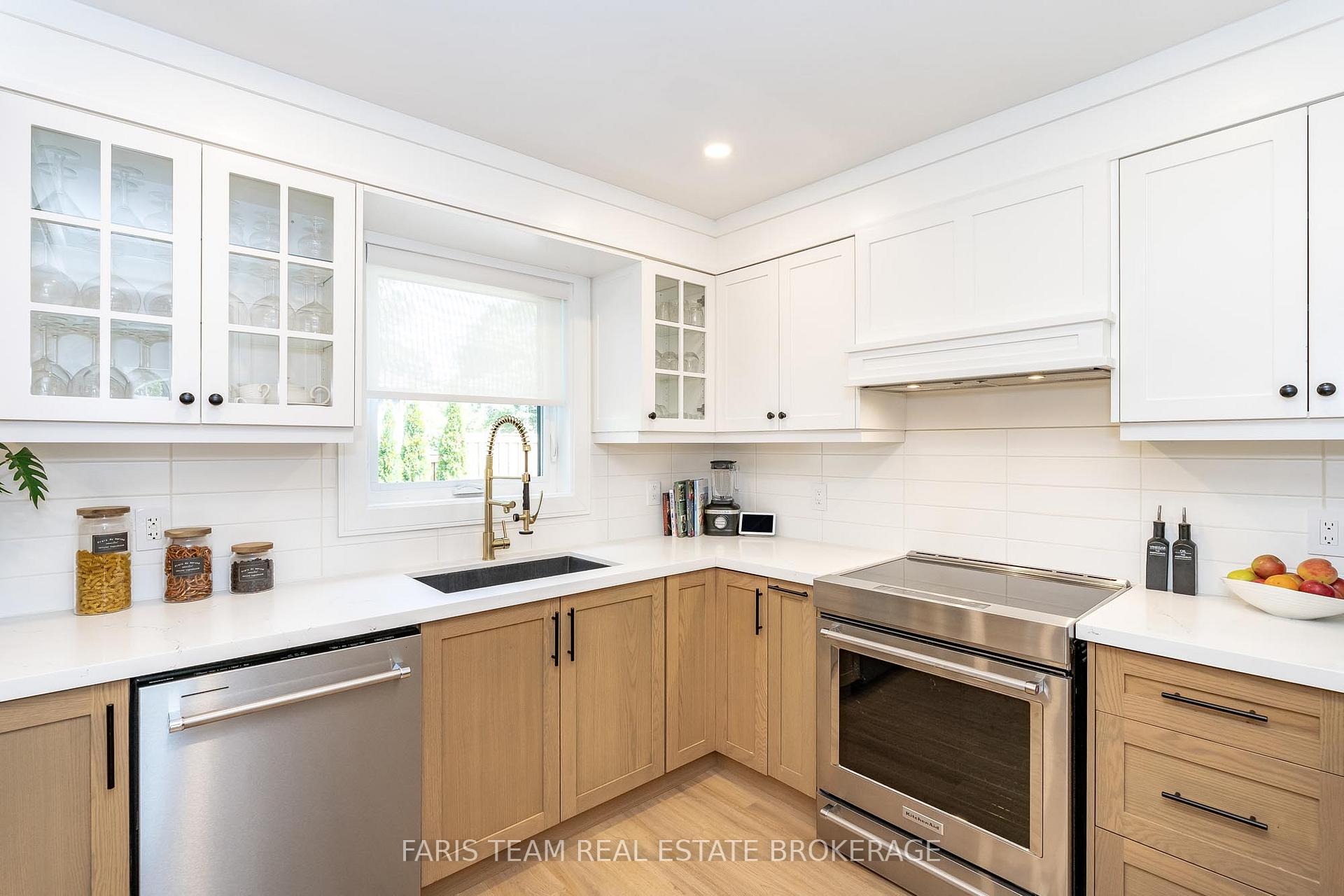 Photo 5 of 993 Whitney Crescent, Midland — HOMEH