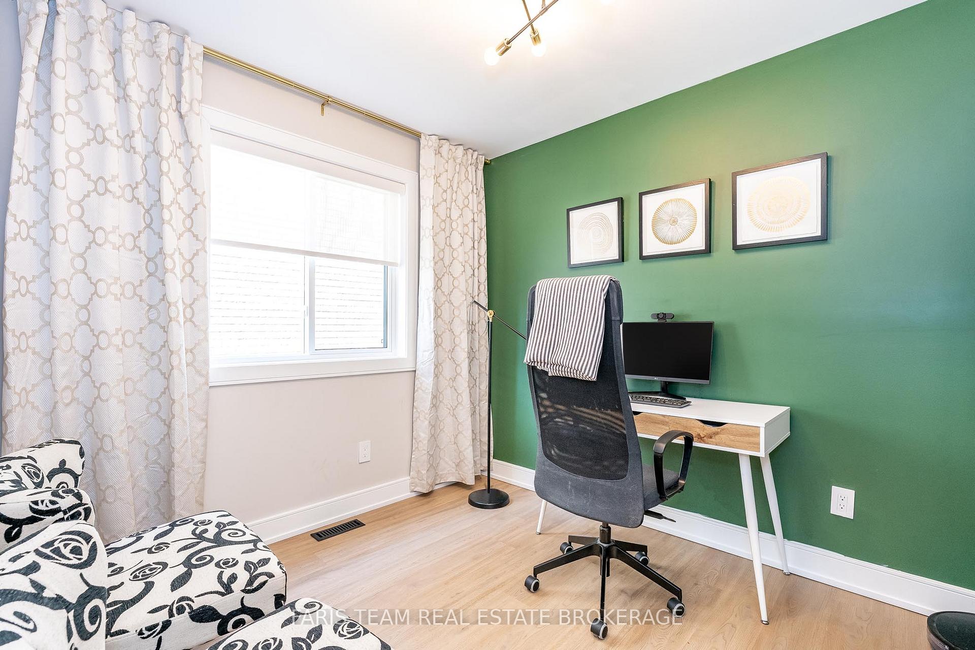 Photo 10 of 993 Whitney Crescent, Midland — HOMEH