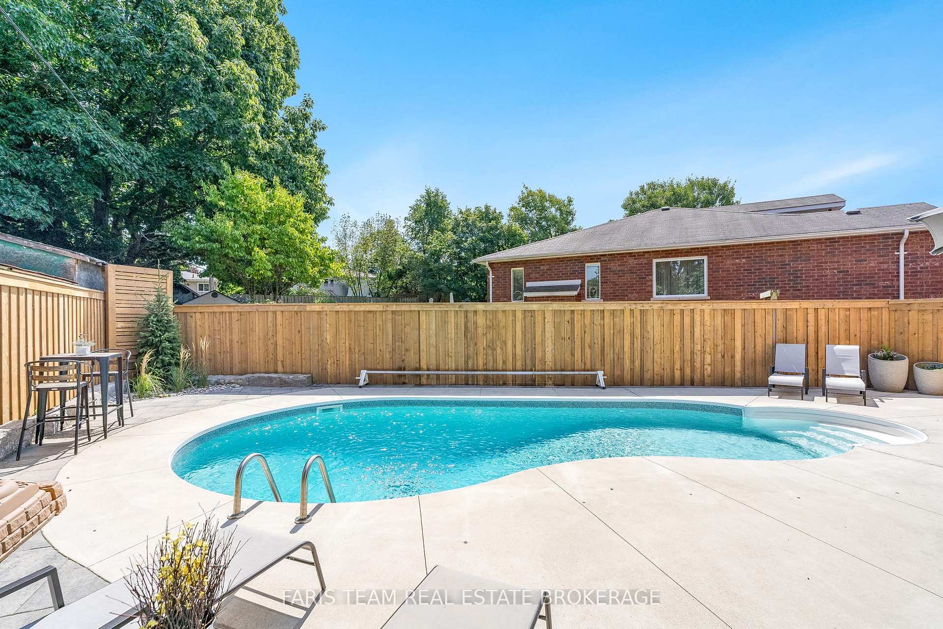 Photo 23 of 993 Whitney Crescent, Midland — HOMEH