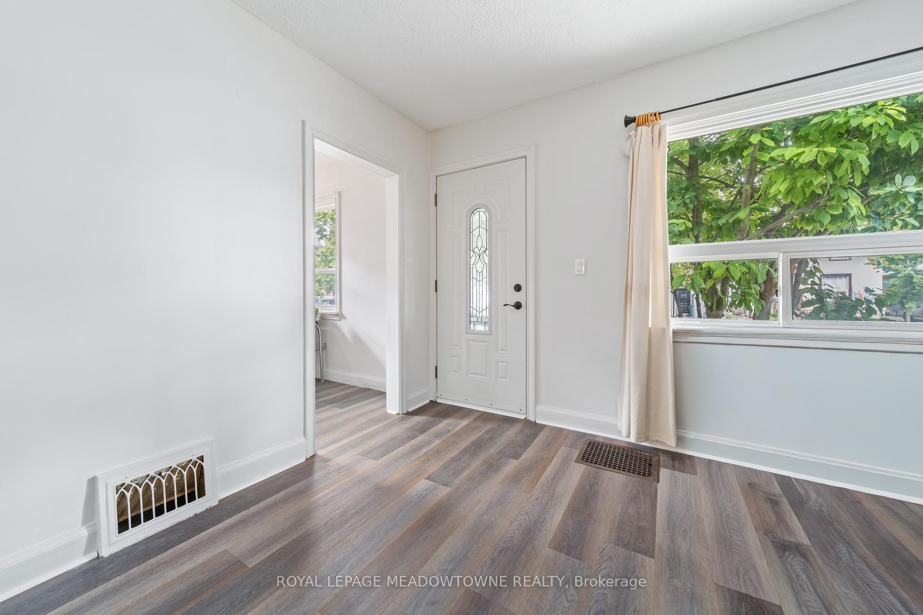 Photo 4 of 27 Royce Avenue, Brampton, Downtown Brampton — HOMEH