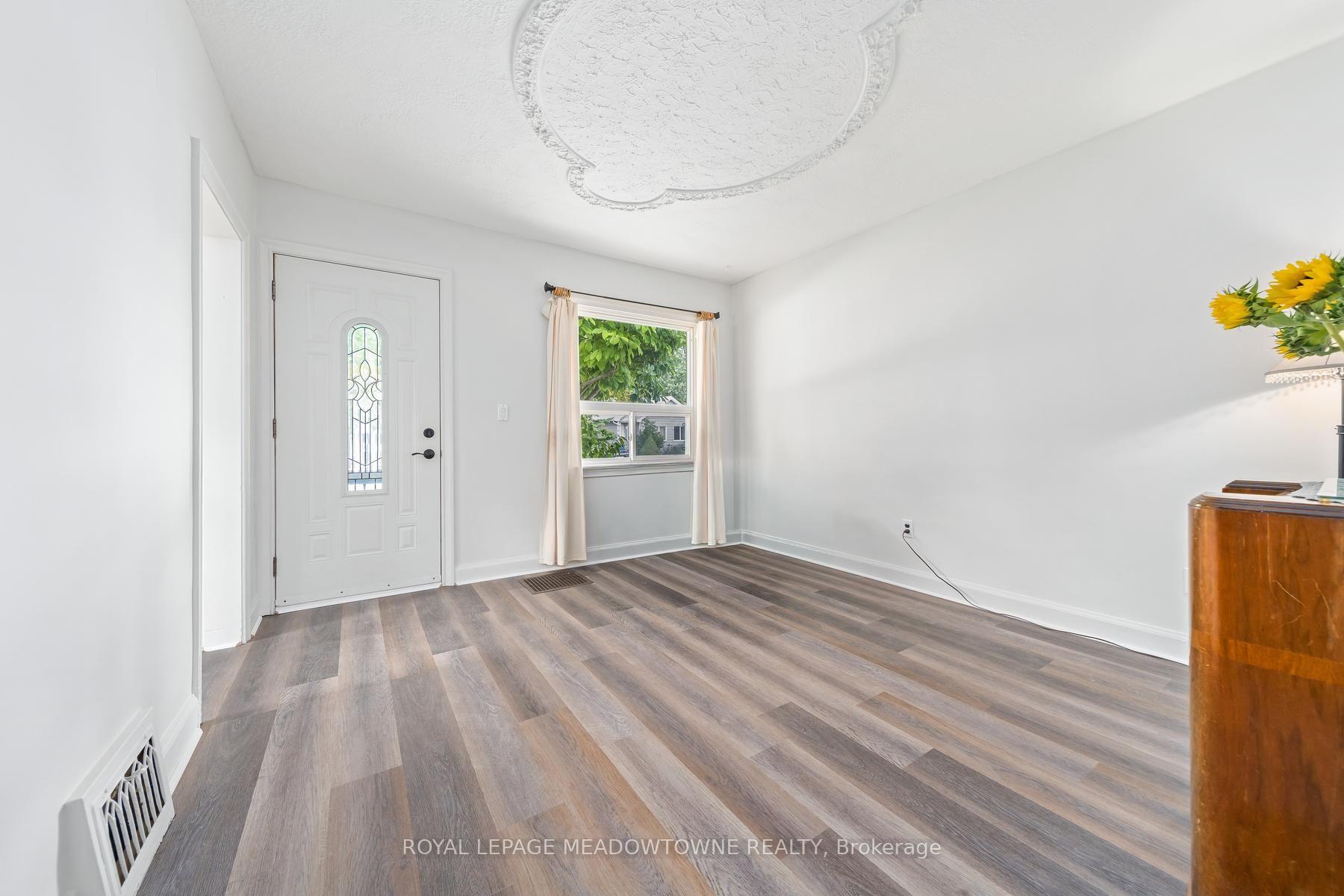 Photo 5 of 27 Royce Avenue, Brampton, Downtown Brampton — HOMEH