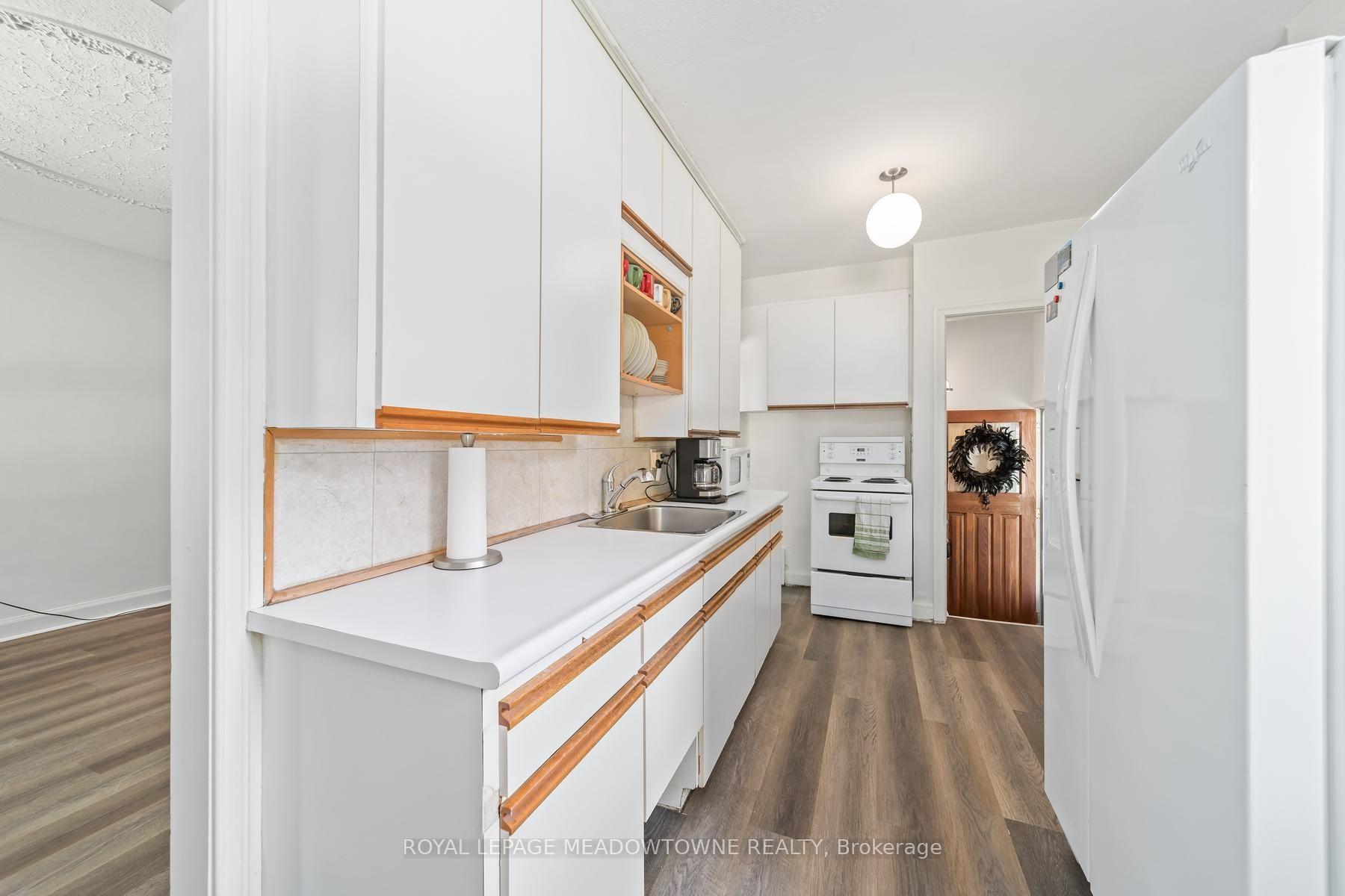 Photo 11 of 27 Royce Avenue, Brampton, Downtown Brampton — HOMEH