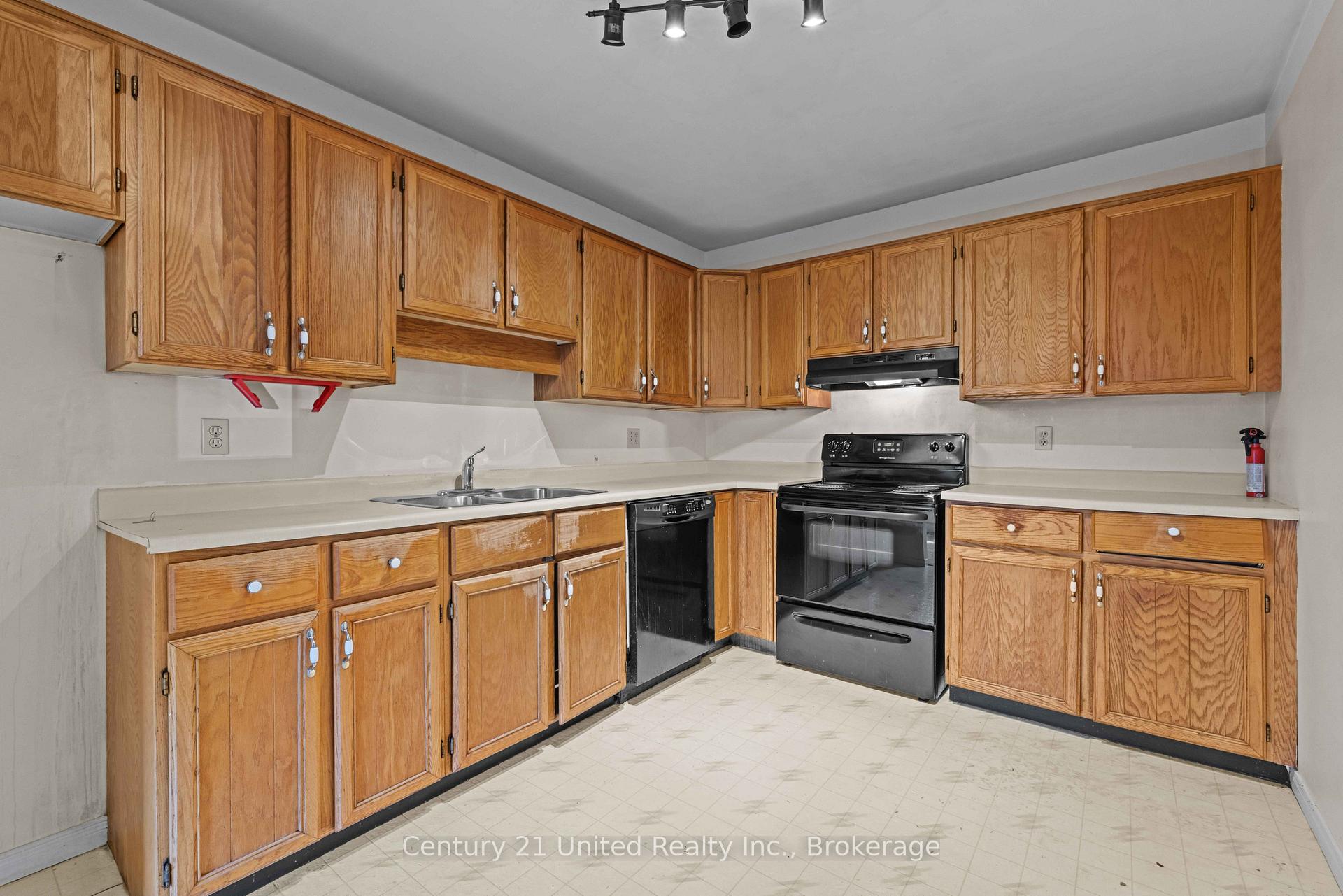 Photo 4 of Unit 10, 36 Champlain Crescent, Peterborough, Northcrest Ward 5 — HOMEH