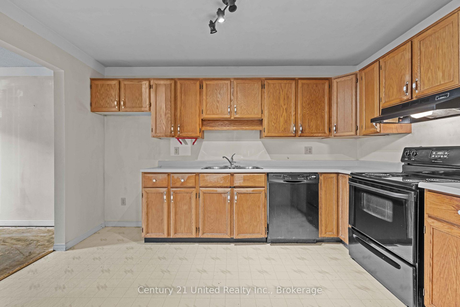 Photo 5 of Unit 10, 36 Champlain Crescent, Peterborough, Northcrest Ward 5 — HOMEH
