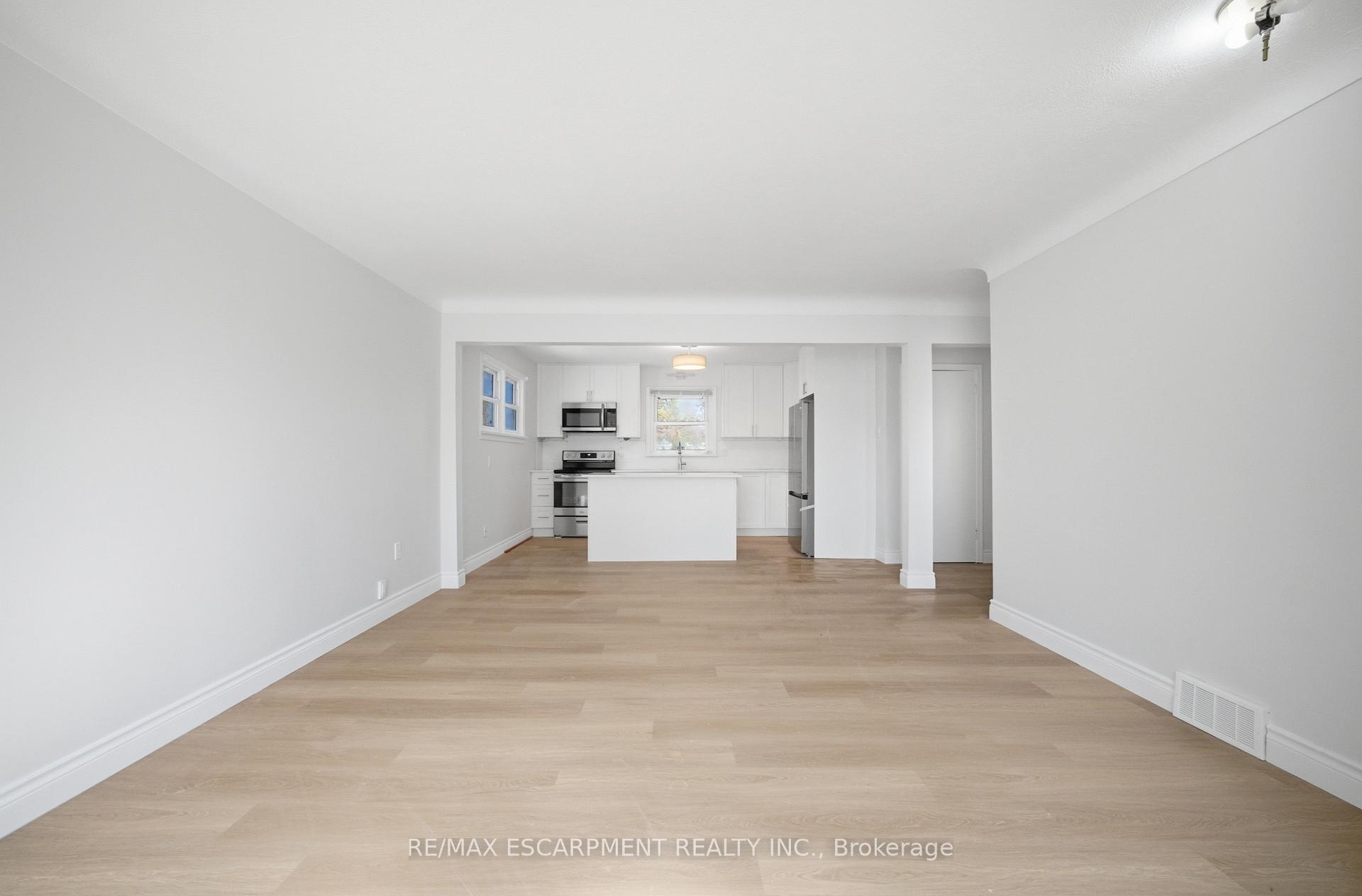 Photo 3 of 36 Woodelm Drive, St. Catharines, Carlton/Bunting — HOMEH