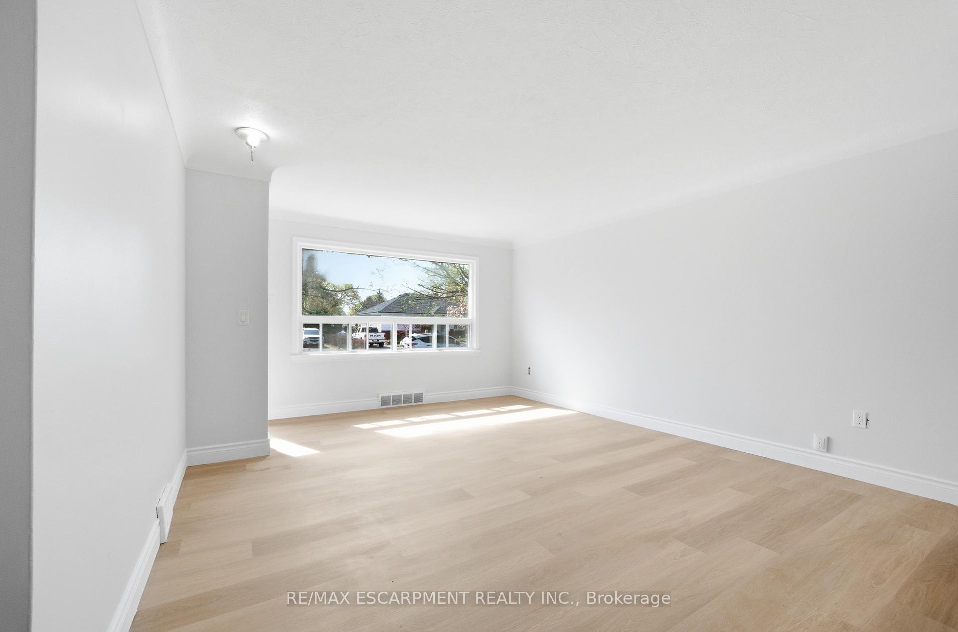 Photo 6 of 36 Woodelm Drive, St. Catharines, Carlton/Bunting — HOMEH