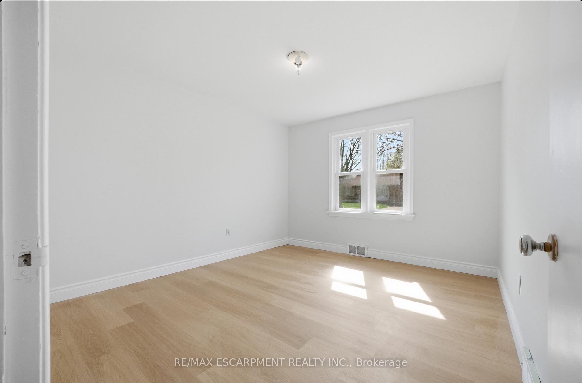 Photo 11 of 36 Woodelm Drive, St. Catharines, Carlton/Bunting — HOMEH
