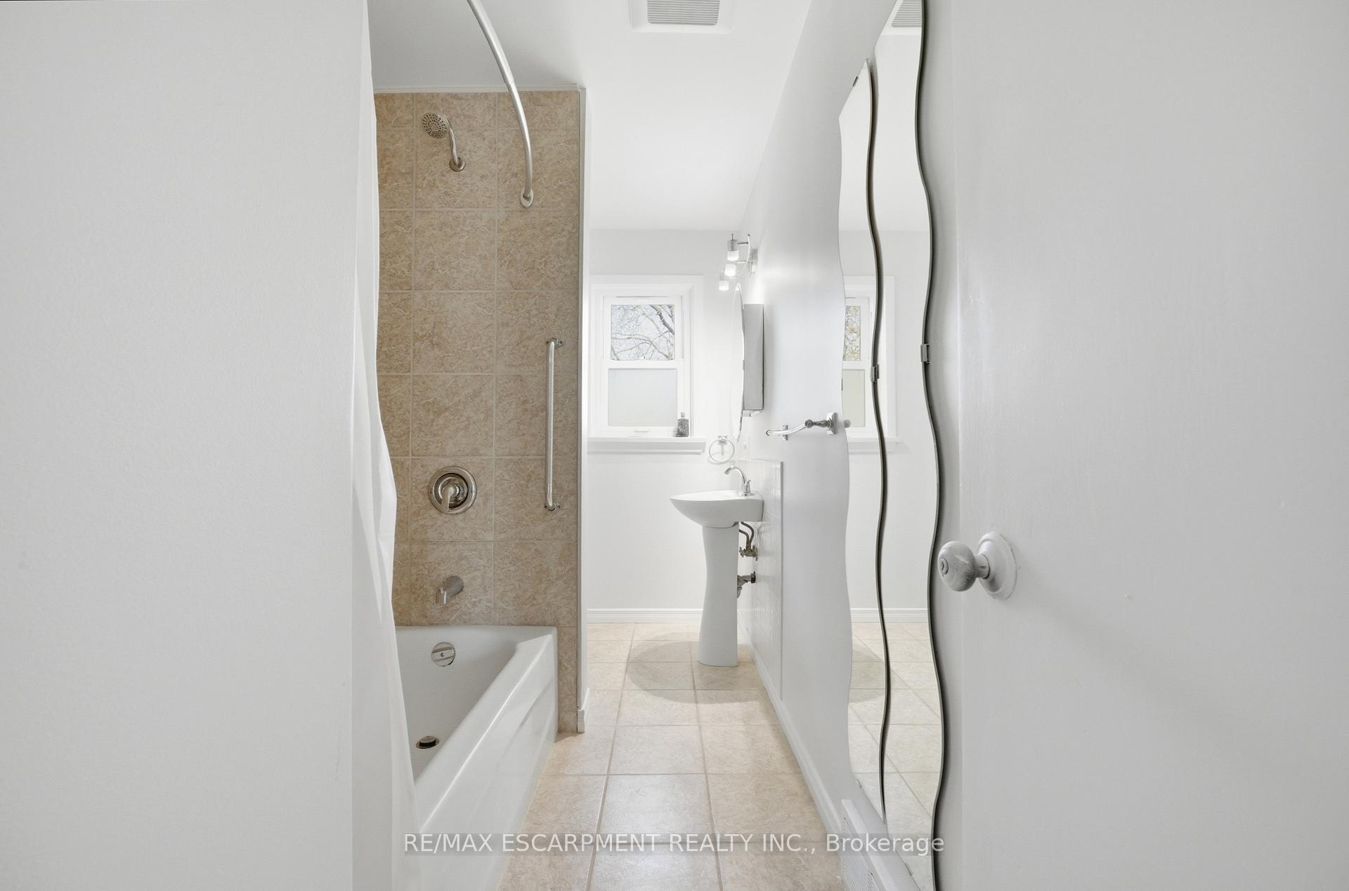 Photo 14 of 36 Woodelm Drive, St. Catharines, Carlton/Bunting — HOMEH