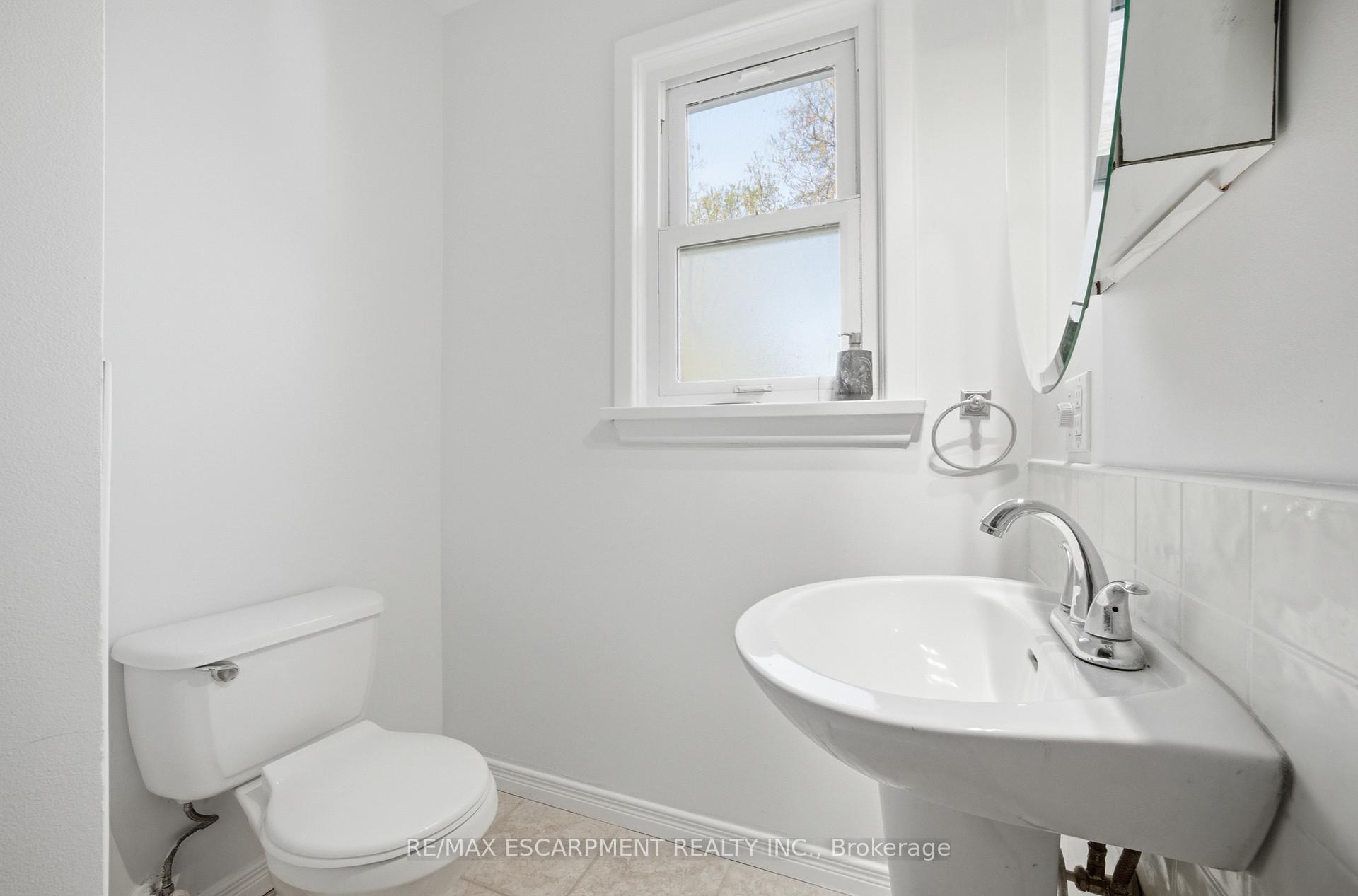 Photo 15 of 36 Woodelm Drive, St. Catharines, Carlton/Bunting — HOMEH