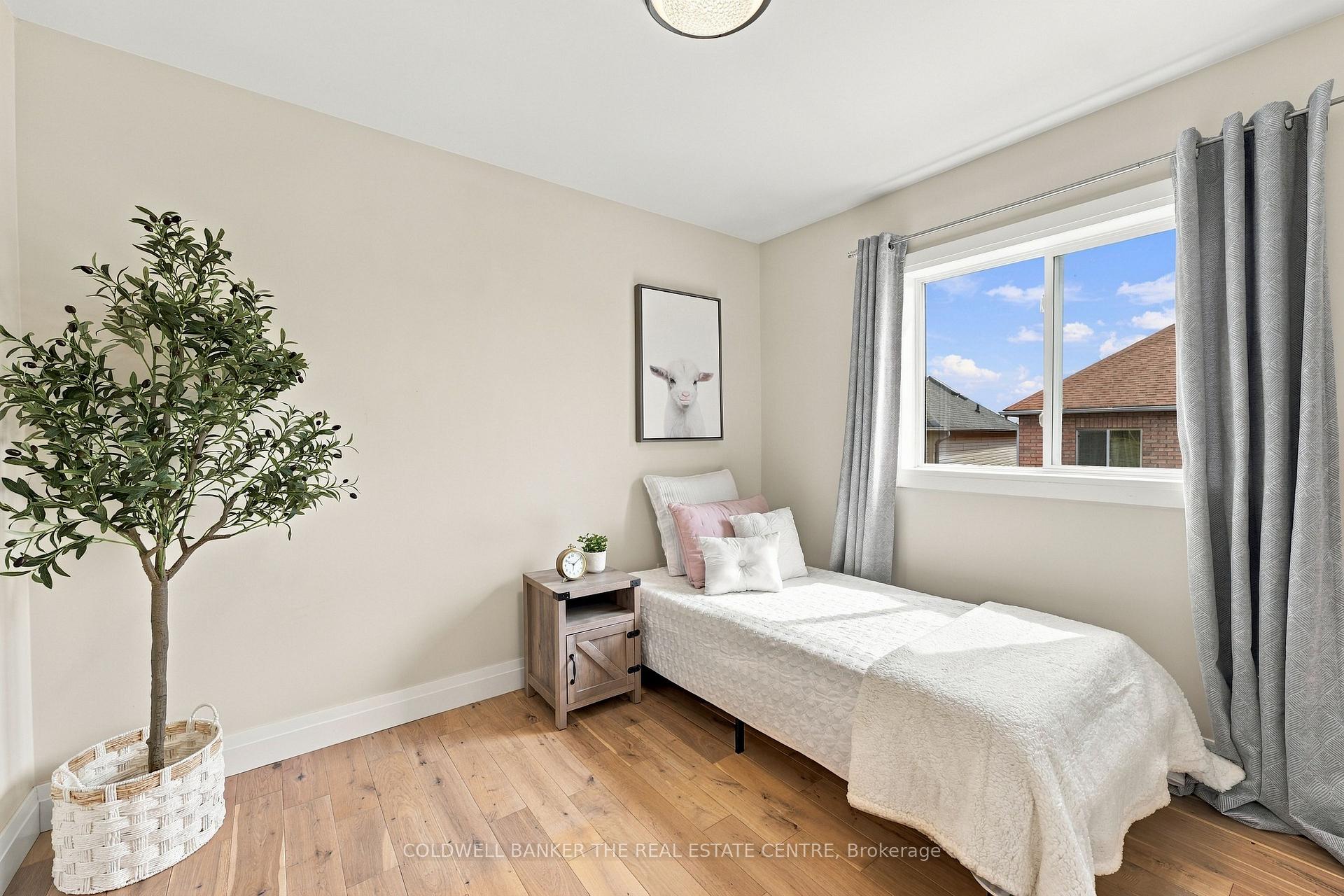 Photo 29 of 28 Hirst Avenue E, Georgina, Keswick South — HOMEH