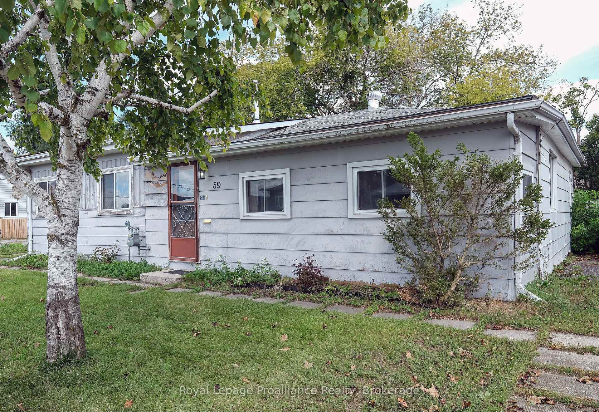 Photo 2 of 39 Centre Street, Belleville, Belleville Ward — HOMEH