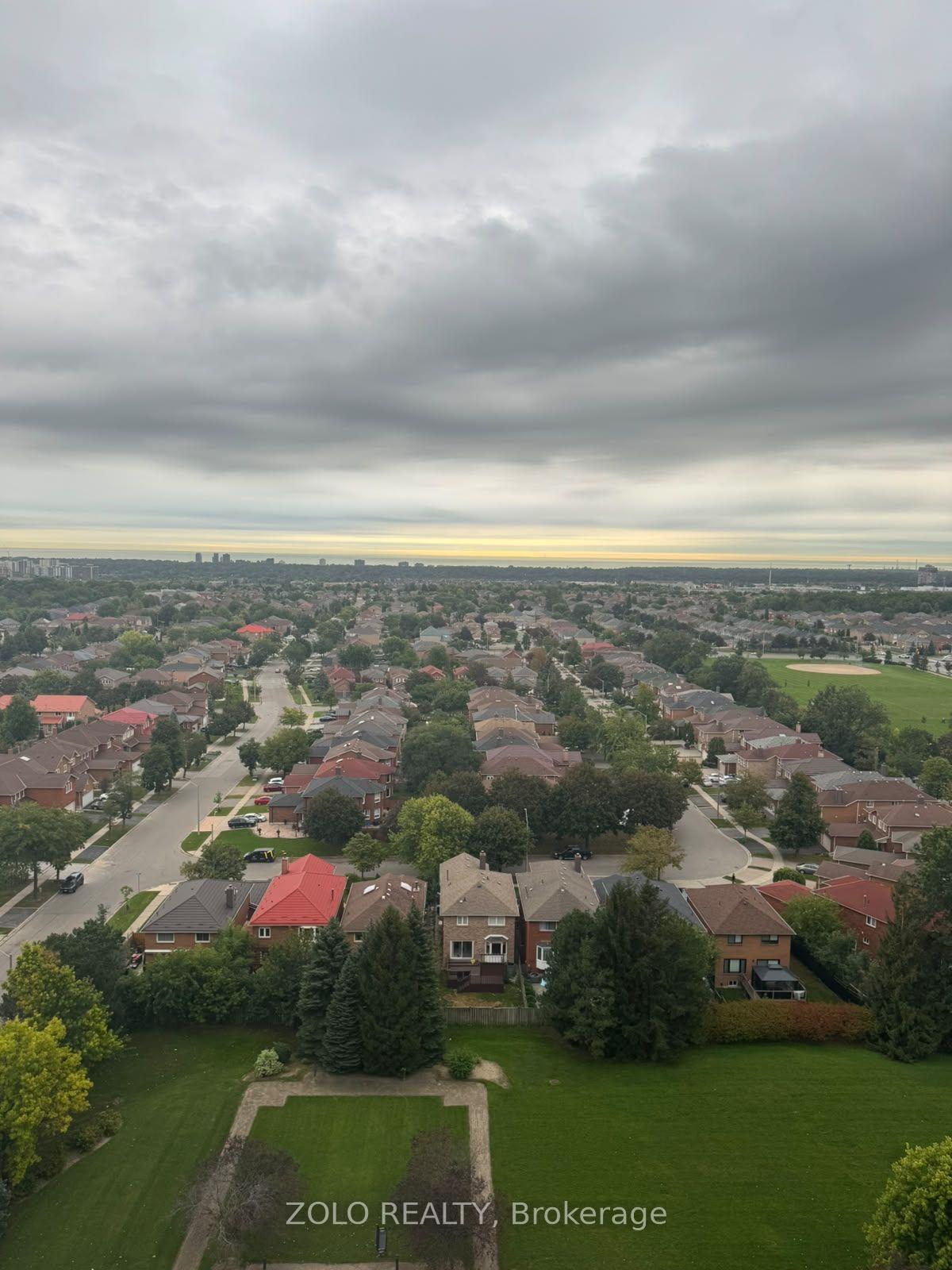 Photo 4 of 550 Webb Drive, Mississauga, City Centre — HOMEH