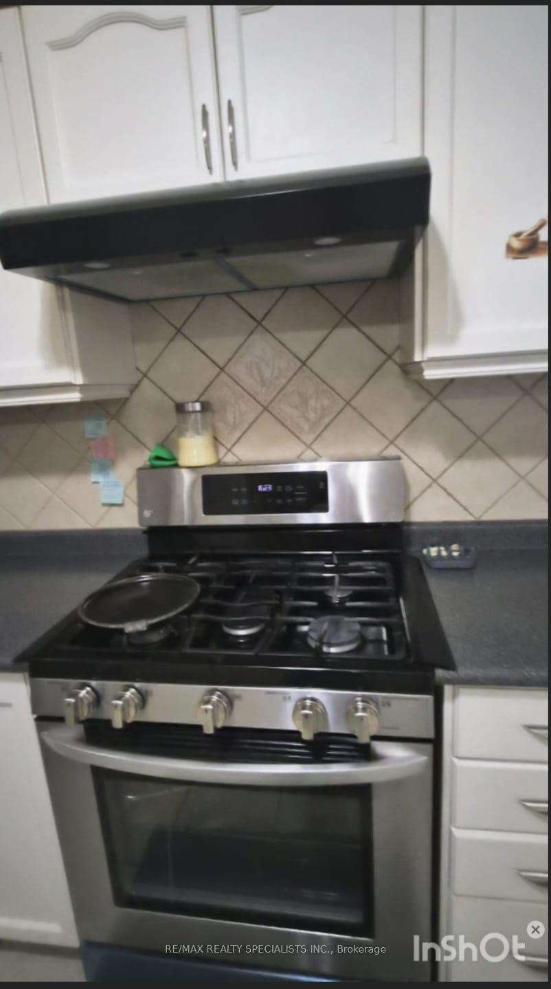 Photo 12 of 22 Streamside Lane, Brampton, Sandringham-Wellington — HOMEH