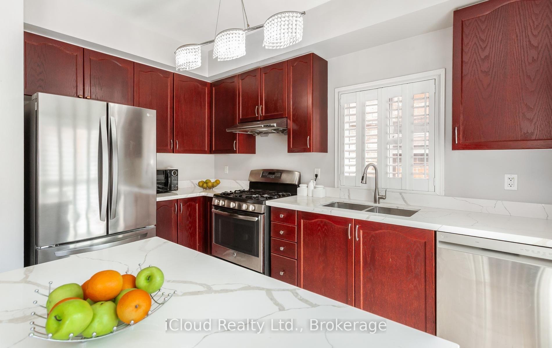 Photo 18 of 39 Flurry Circle, Brampton, Credit Valley — HOMEH