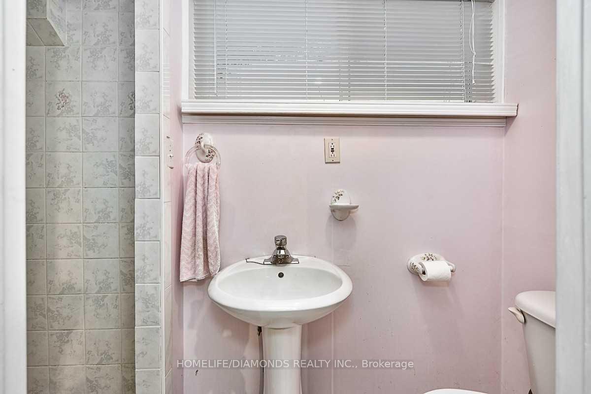 Photo 18 of 35 Edenborough Drive, Brampton, Southgate — HOMEH