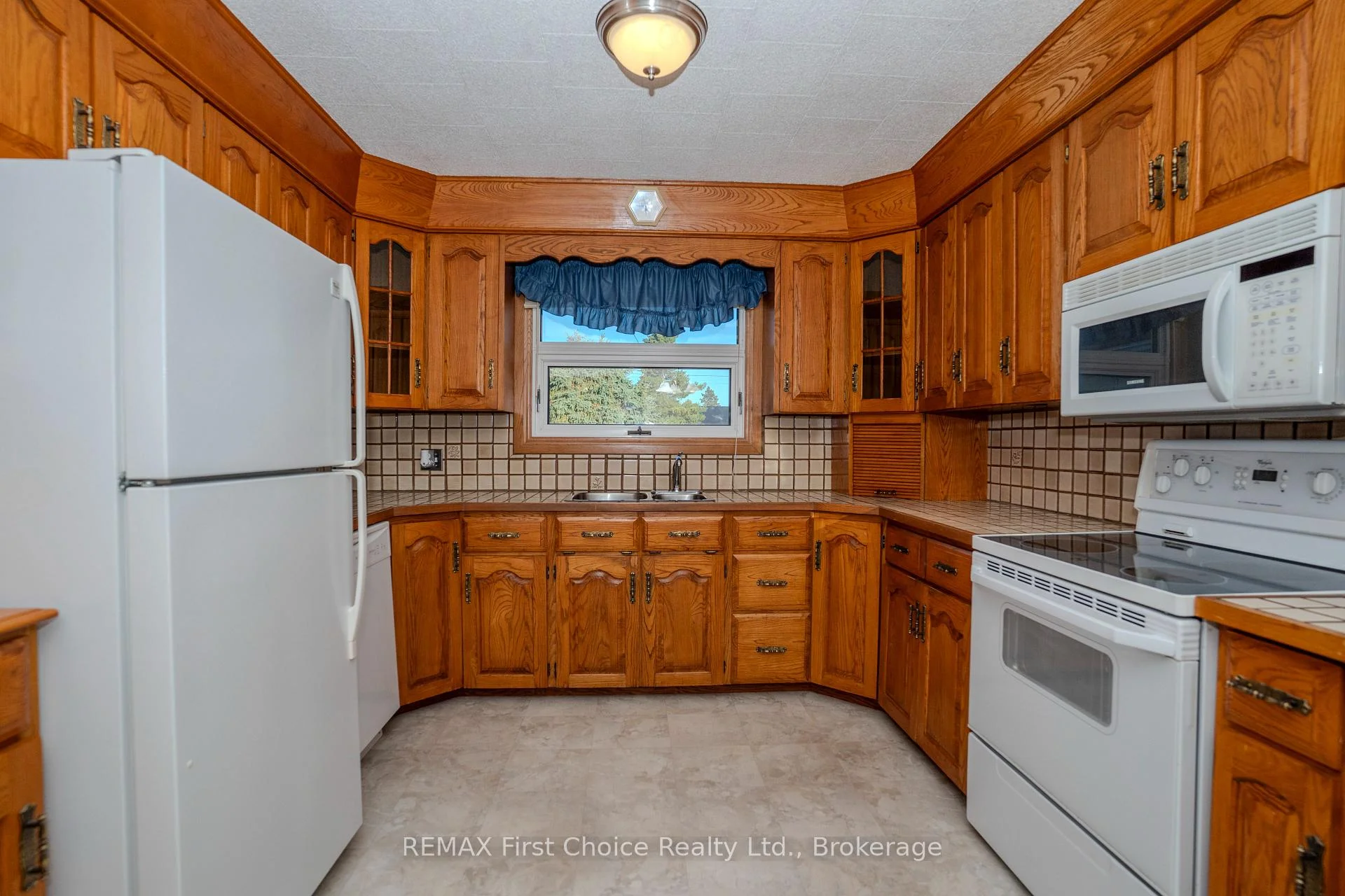 Photo 4 of 942 Crowe Avenue, Fort Frances — HOMEH