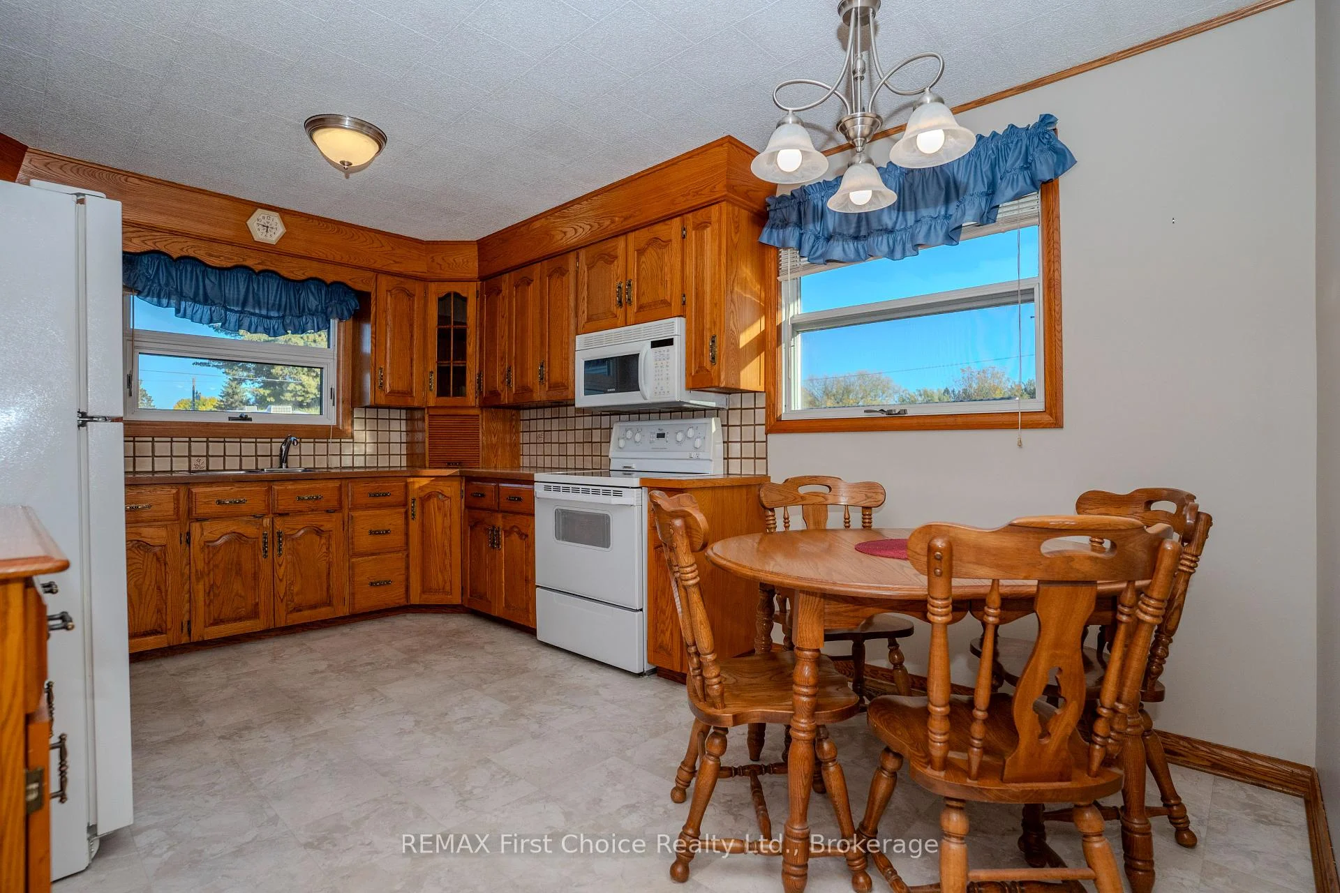 Photo 3 of 942 Crowe Avenue, Fort Frances — HOMEH