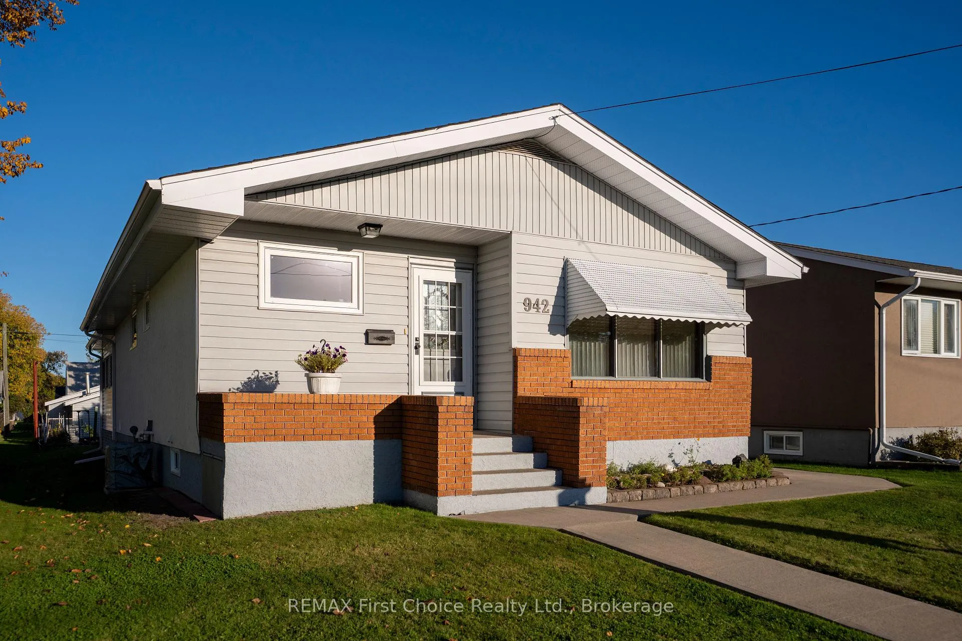 Photo 2 of 942 Crowe Avenue, Fort Frances — HOMEH