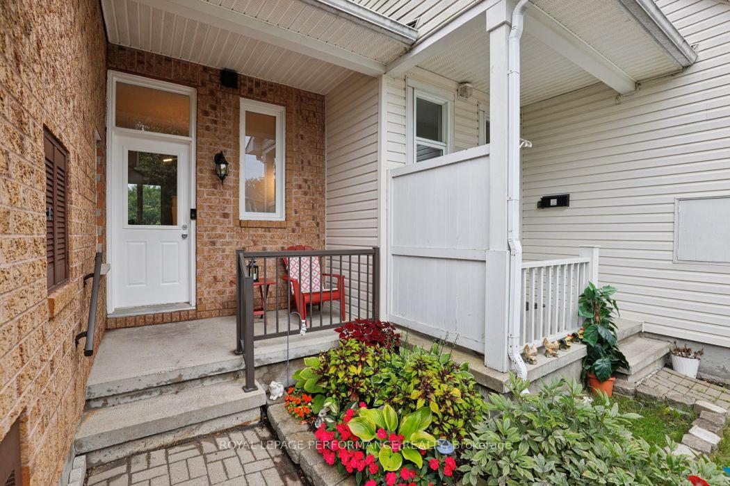Photo 2 of 1887 Hennessy Crescent, Ottawa, Fallingbrook/Gardenway South — HOMEH