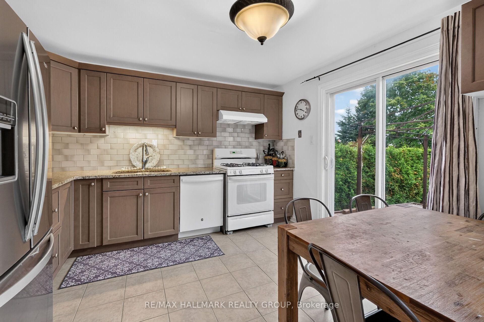 Photo 12 of 502 Rougemount Crescent, Ottawa, Fallingbrook/Gardenway South — HOMEH