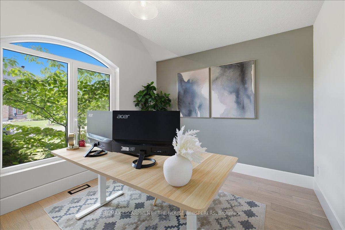 Photo 3 of 521 Falconridge Crescent, Kitchener, Bridgeport — HOMEH