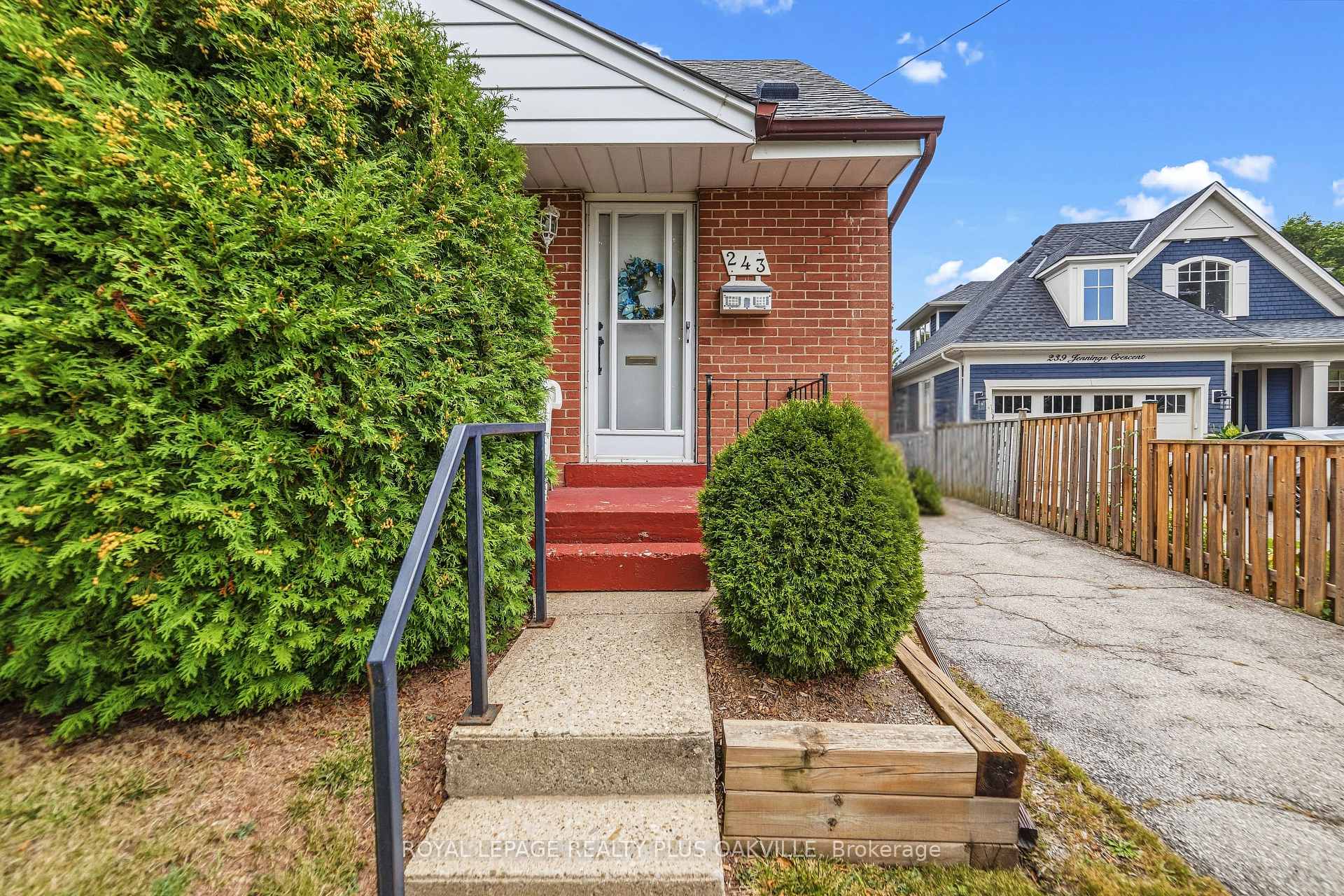 Photo 2 of 243 Jennings Crescent, Oakville, Bronte — HOMEH