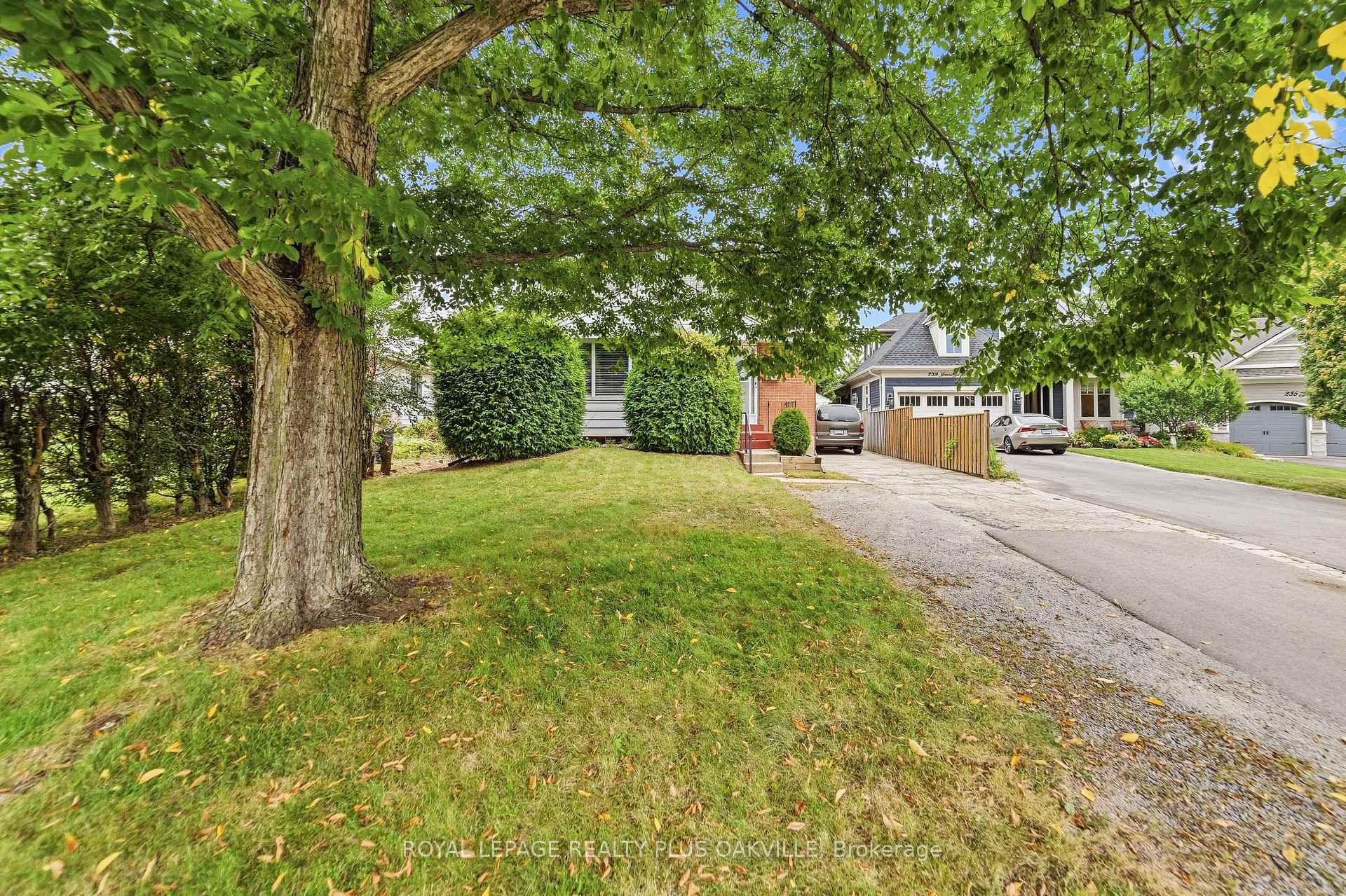 Photo 4 of 243 Jennings Crescent, Oakville, Bronte — HOMEH