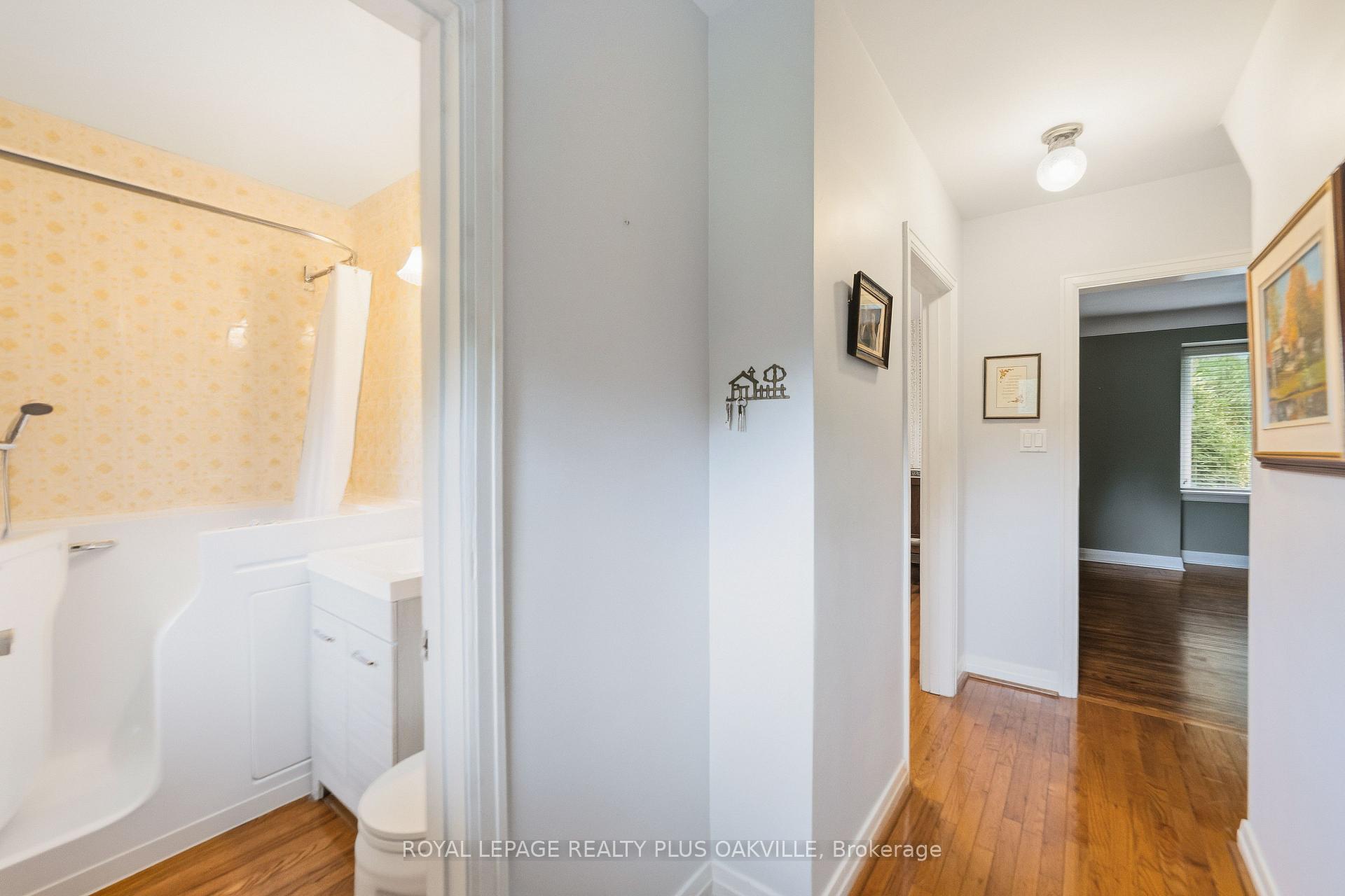 Photo 6 of 243 Jennings Crescent, Oakville, Bronte — HOMEH