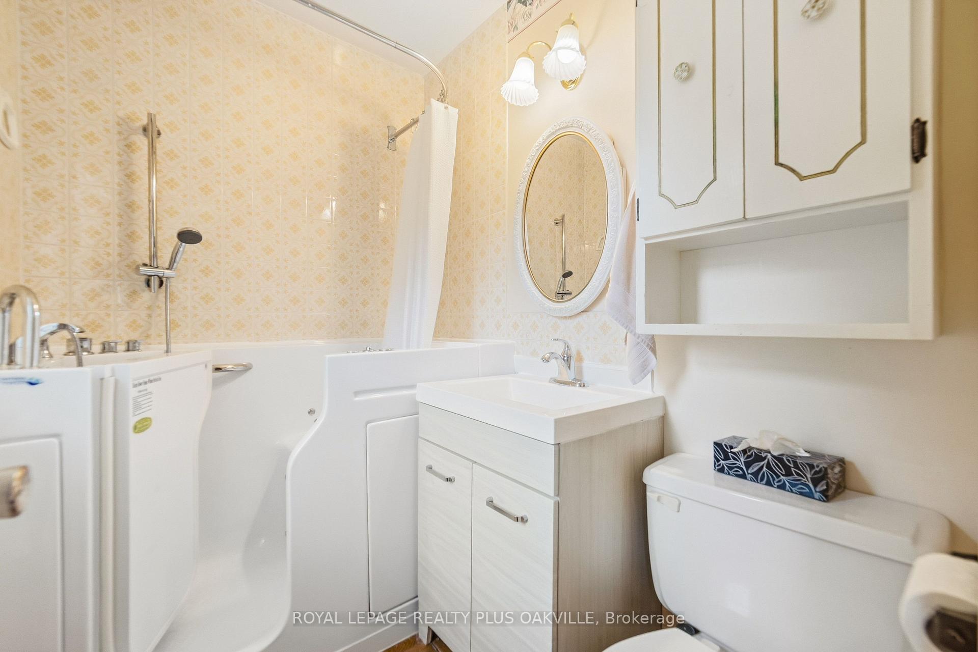 Photo 7 of 243 Jennings Crescent, Oakville, Bronte — HOMEH