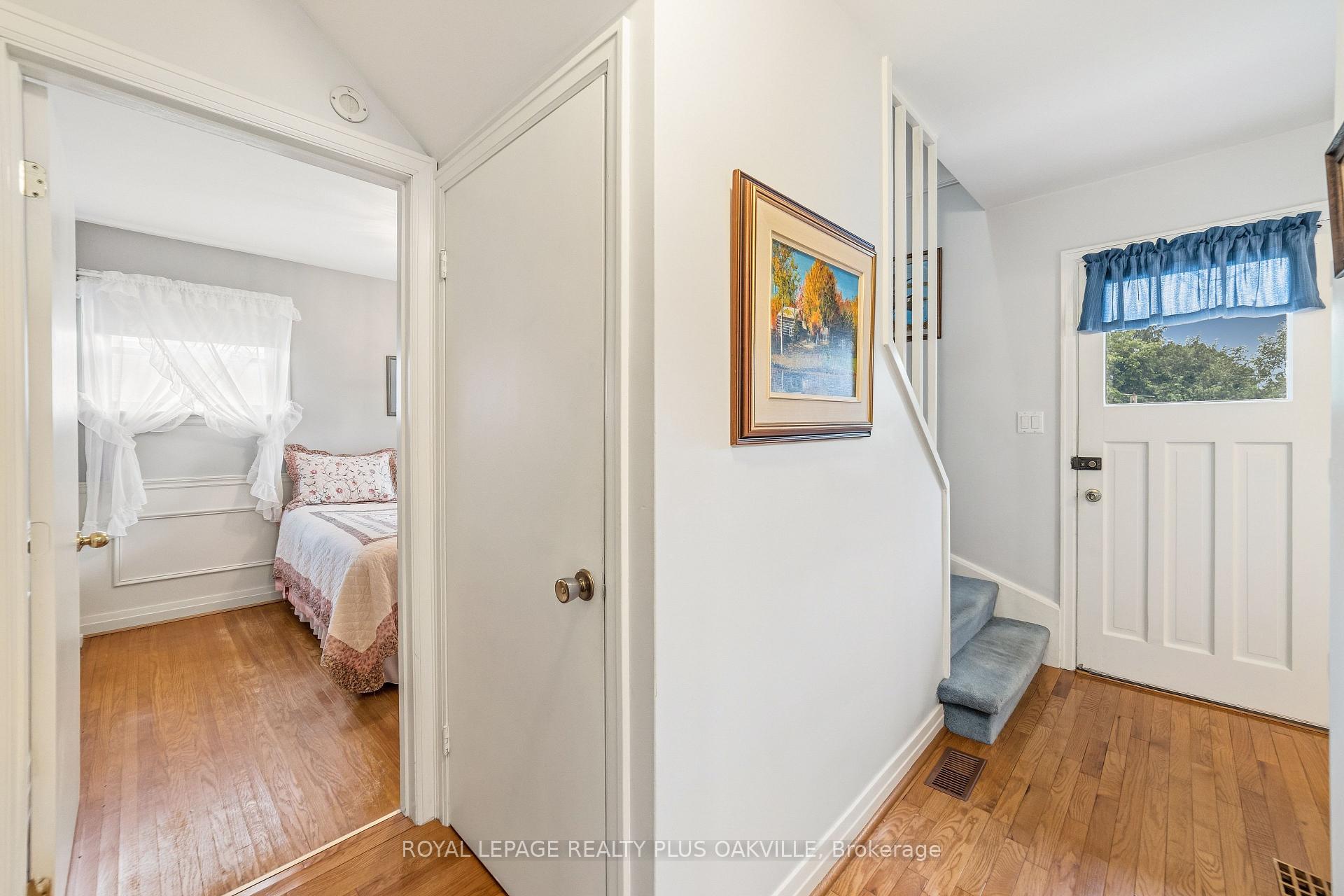 Photo 8 of 243 Jennings Crescent, Oakville, Bronte — HOMEH