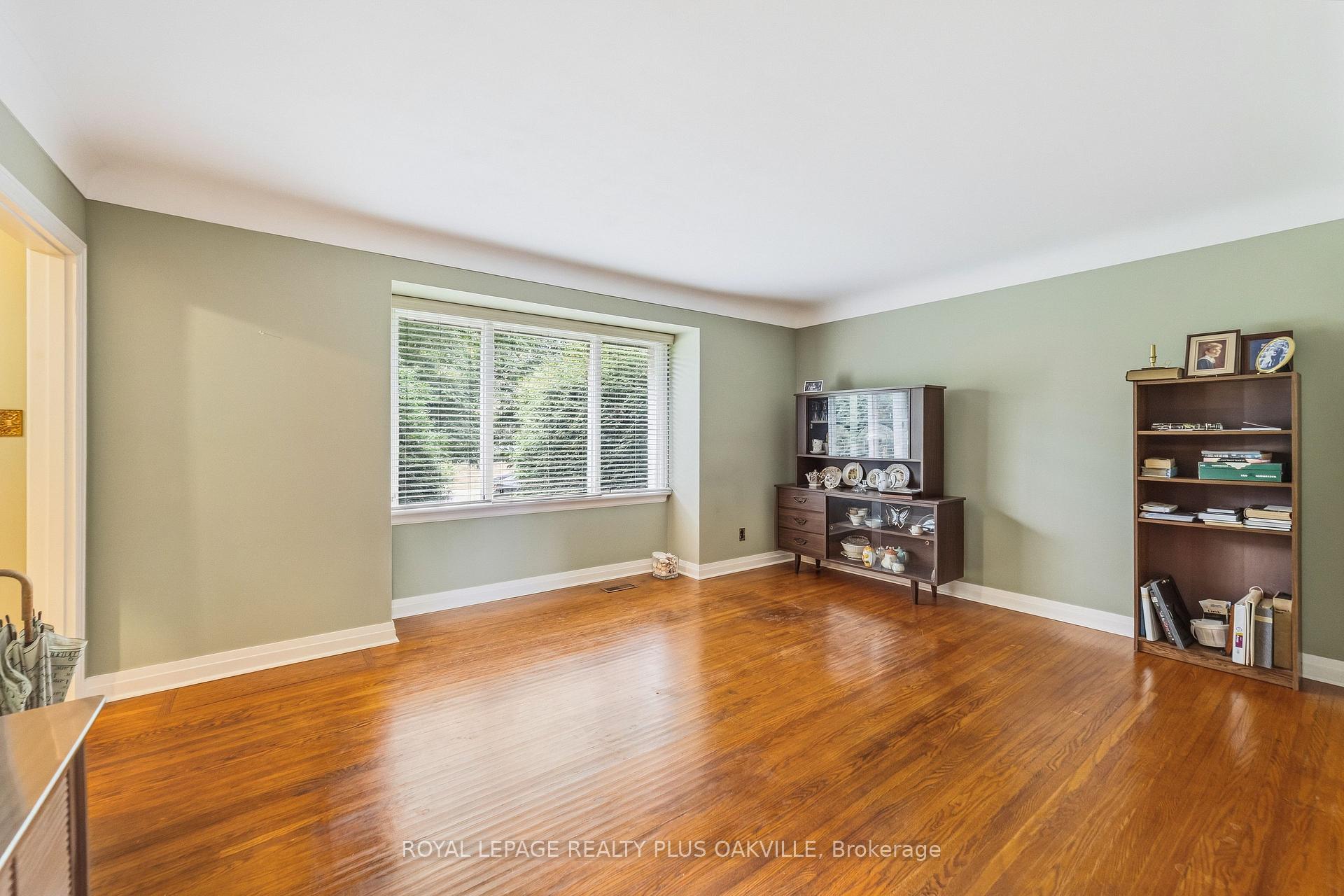 Photo 10 of 243 Jennings Crescent, Oakville, Bronte — HOMEH