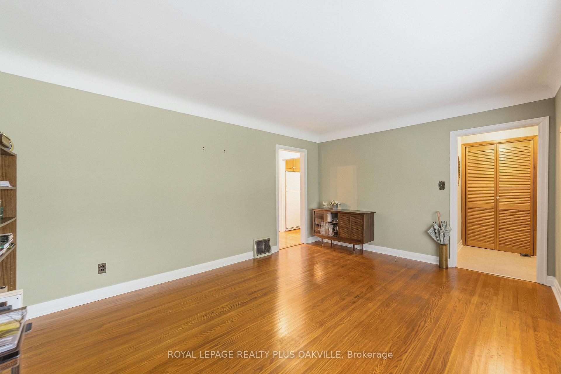 Photo 11 of 243 Jennings Crescent, Oakville, Bronte — HOMEH