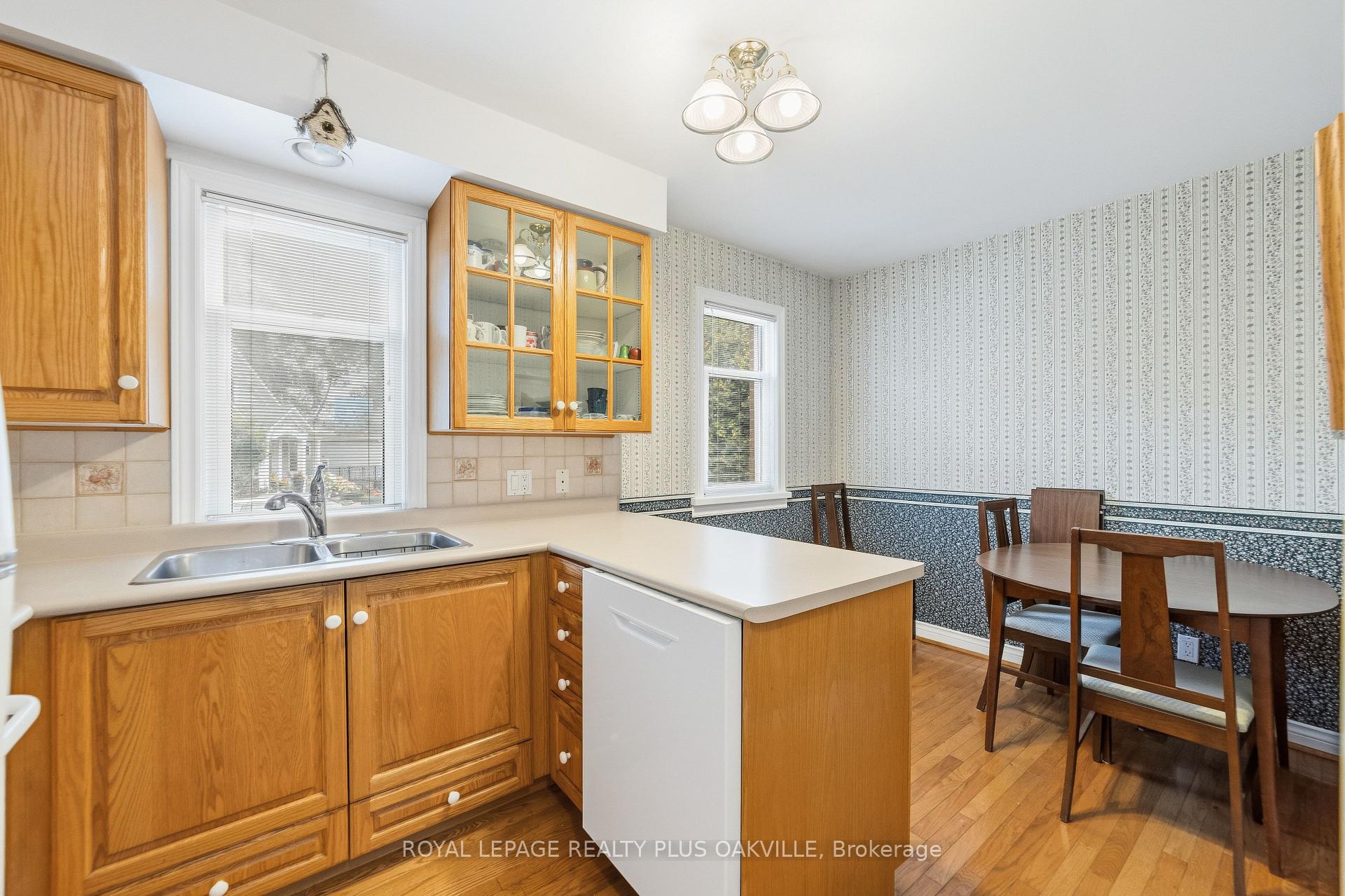 Photo 12 of 243 Jennings Crescent, Oakville, Bronte — HOMEH