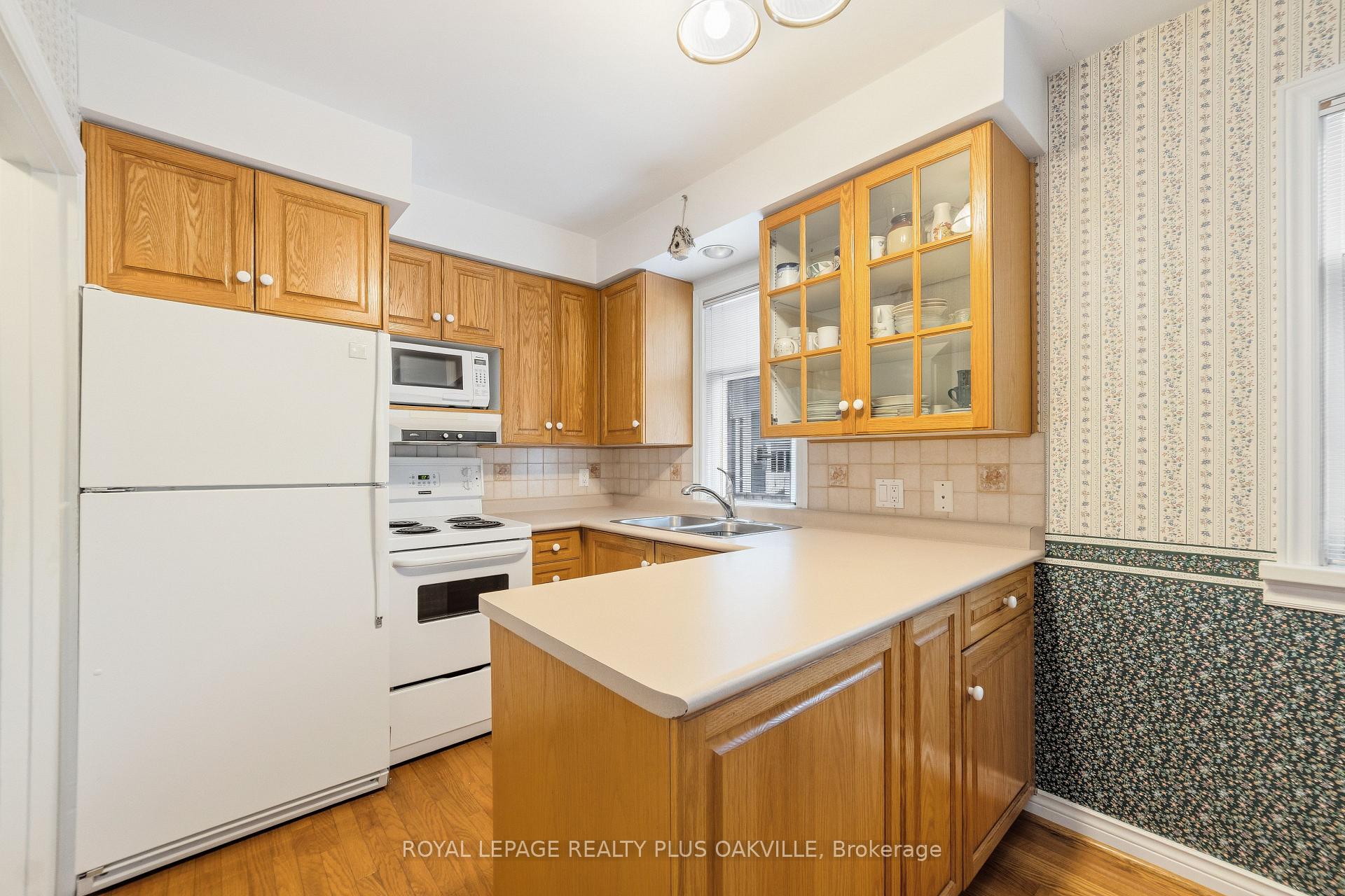 Photo 13 of 243 Jennings Crescent, Oakville, Bronte — HOMEH