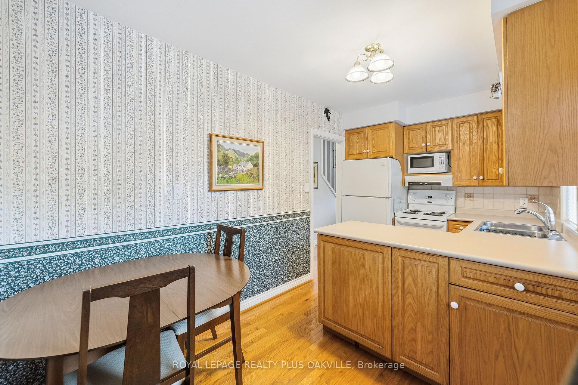 Photo 14 of 243 Jennings Crescent, Oakville, Bronte — HOMEH