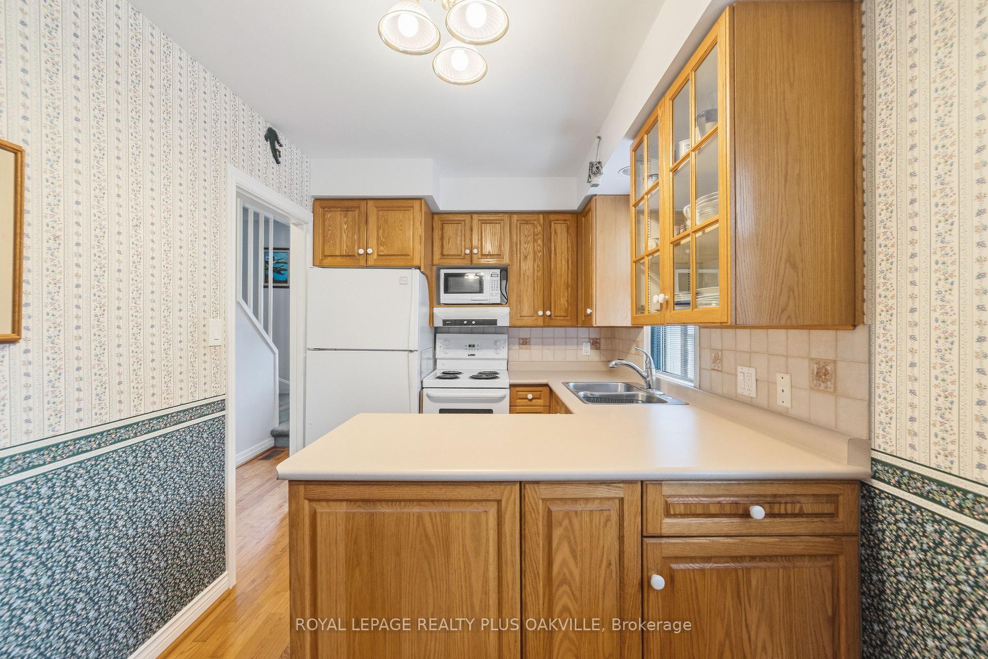 Photo 15 of 243 Jennings Crescent, Oakville, Bronte — HOMEH