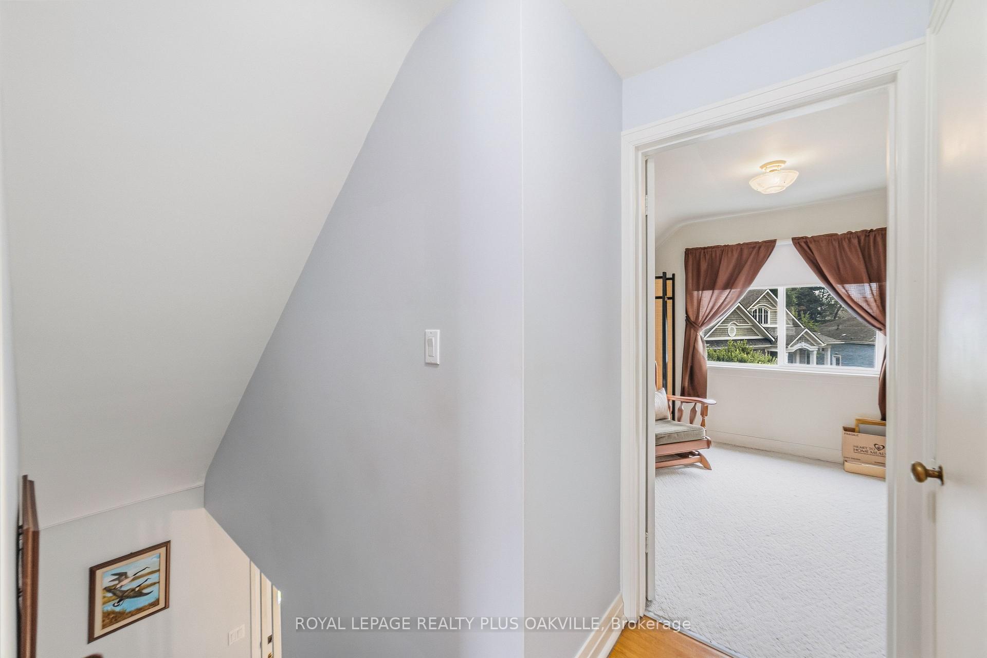 Photo 17 of 243 Jennings Crescent, Oakville, Bronte — HOMEH