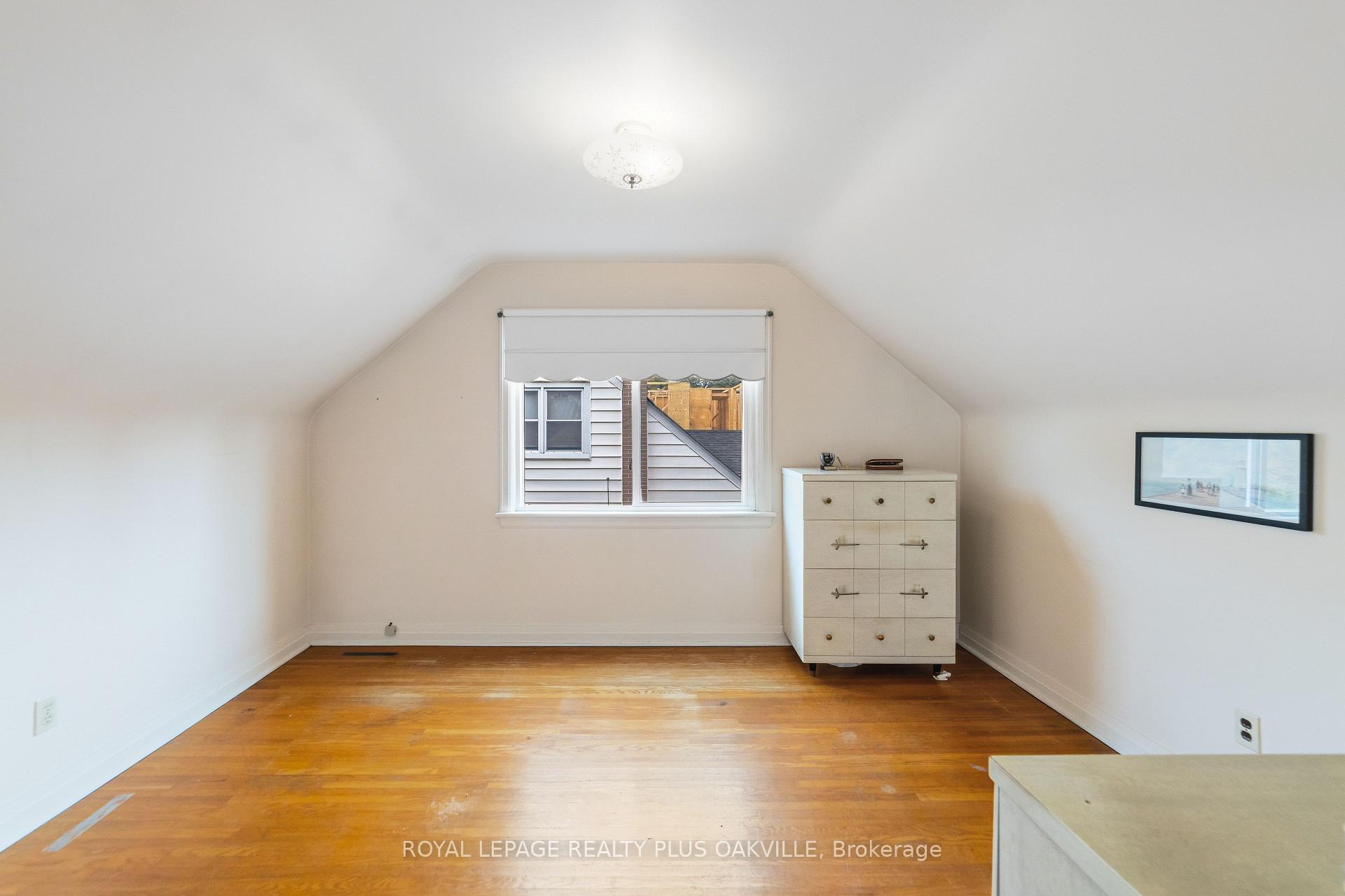 Photo 19 of 243 Jennings Crescent, Oakville, Bronte — HOMEH