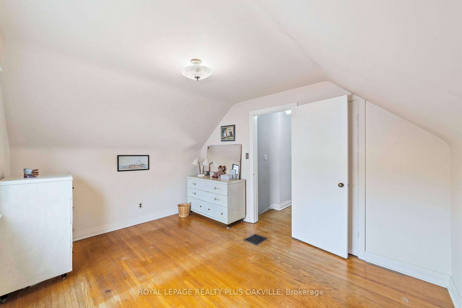 Photo 20 of 243 Jennings Crescent, Oakville, Bronte — HOMEH
