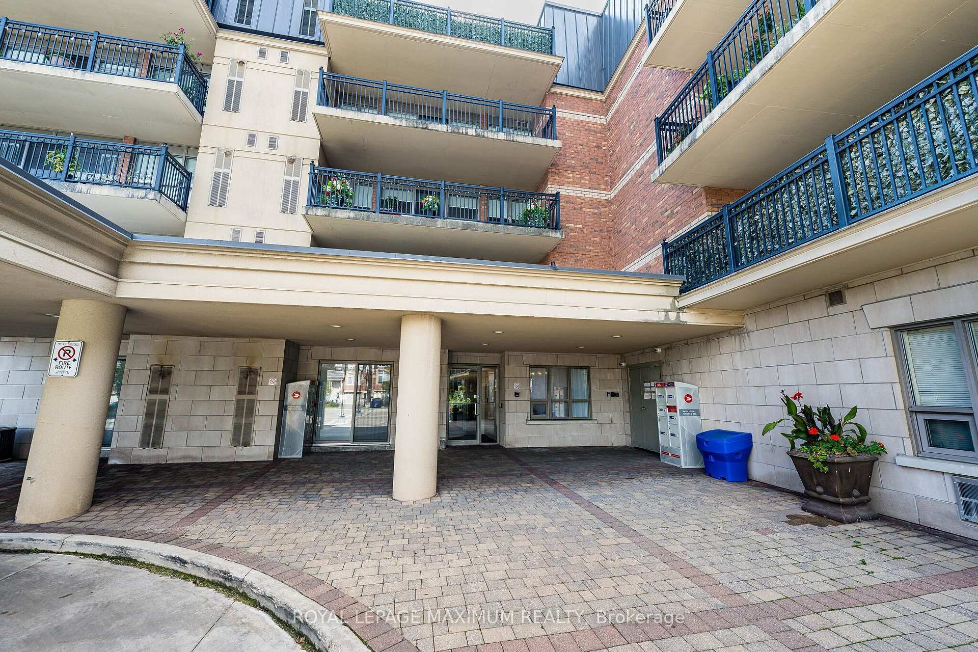 Photo 4 of Unit 305, 8026 Kipling Avenue, Vaughan, West Woodbridge — HOMEH