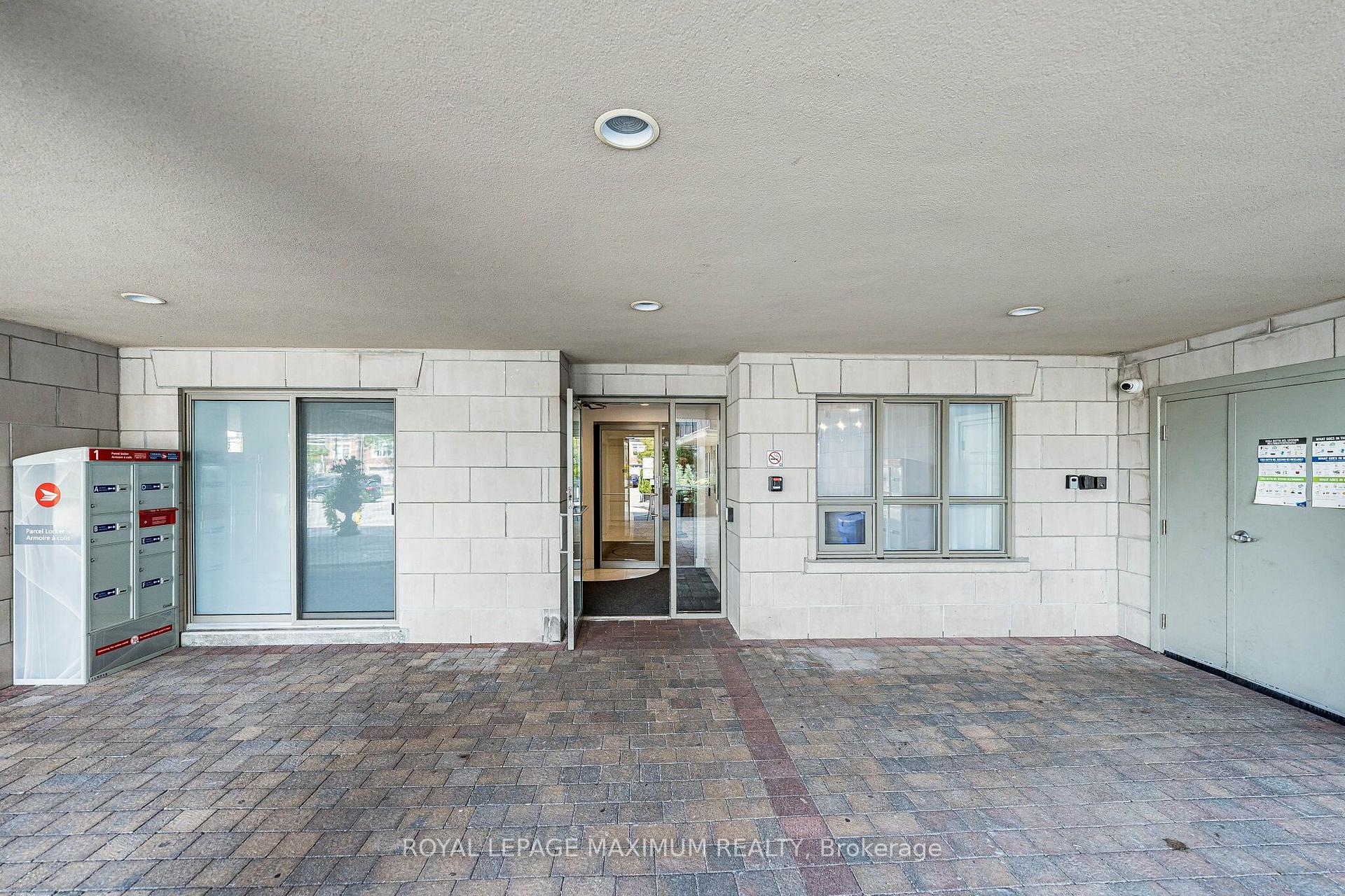 Photo 5 of Unit 305, 8026 Kipling Avenue, Vaughan, West Woodbridge — HOMEH