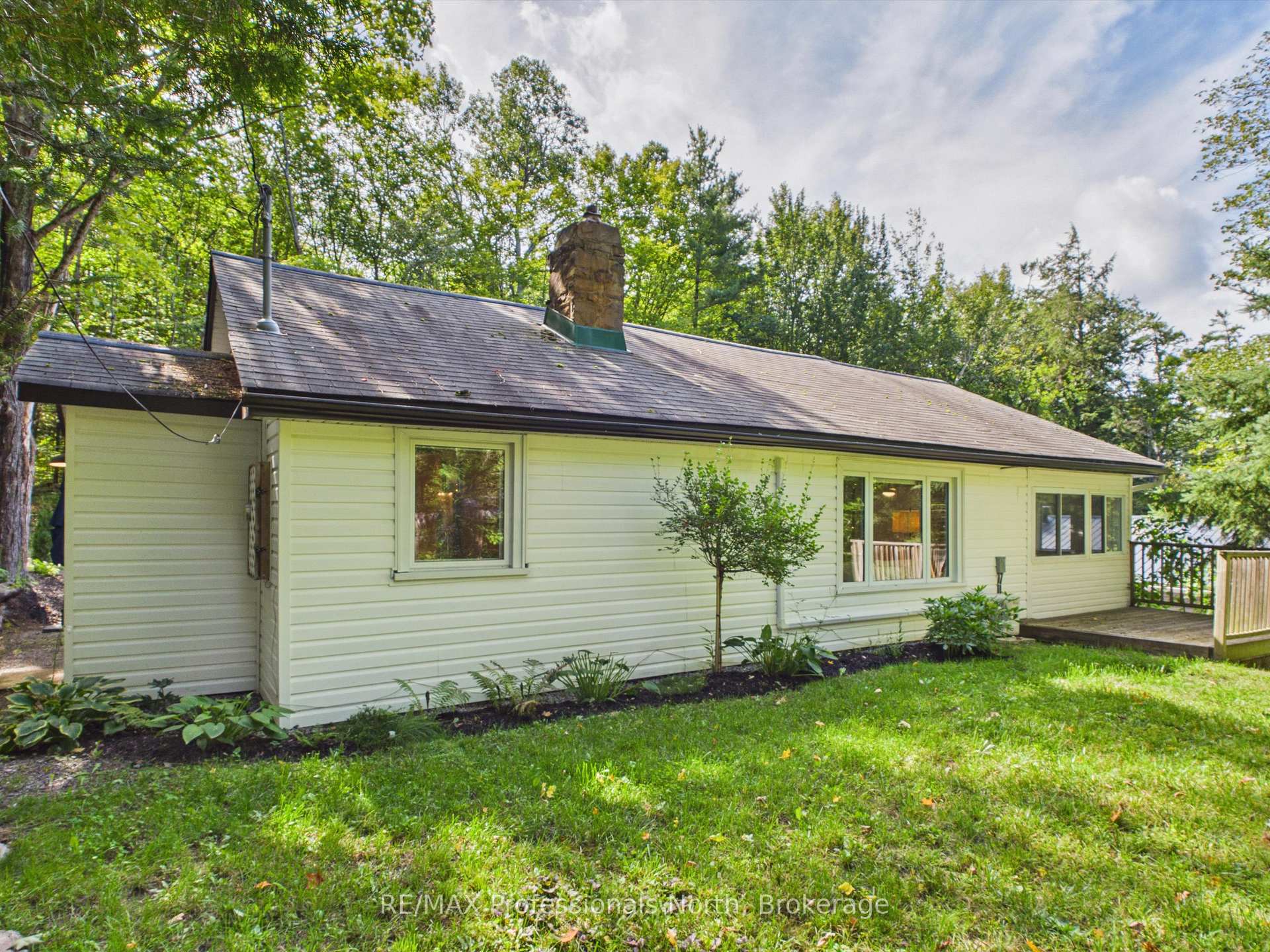 Photo 3 of 1037 Strawberry Bay Road, Bracebridge, Muskoka (N) — HOMEH