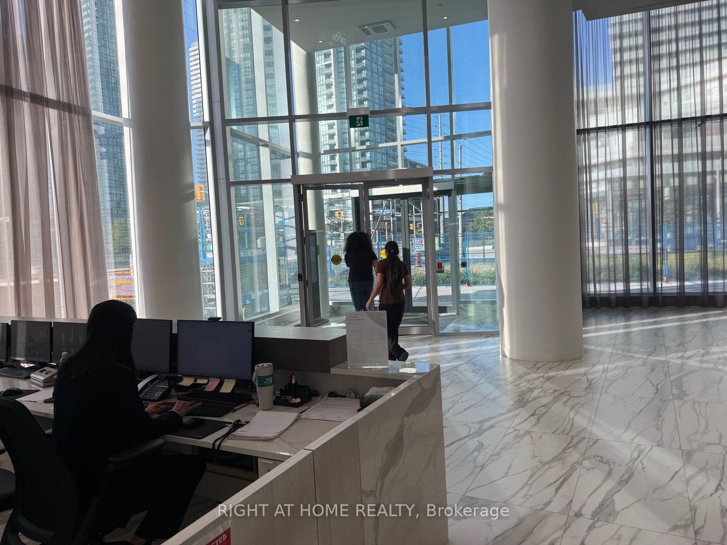 Photo 4 of Unit 802, 448 Burnhamthorpe Road, Mississauga, City Centre — HOMEH