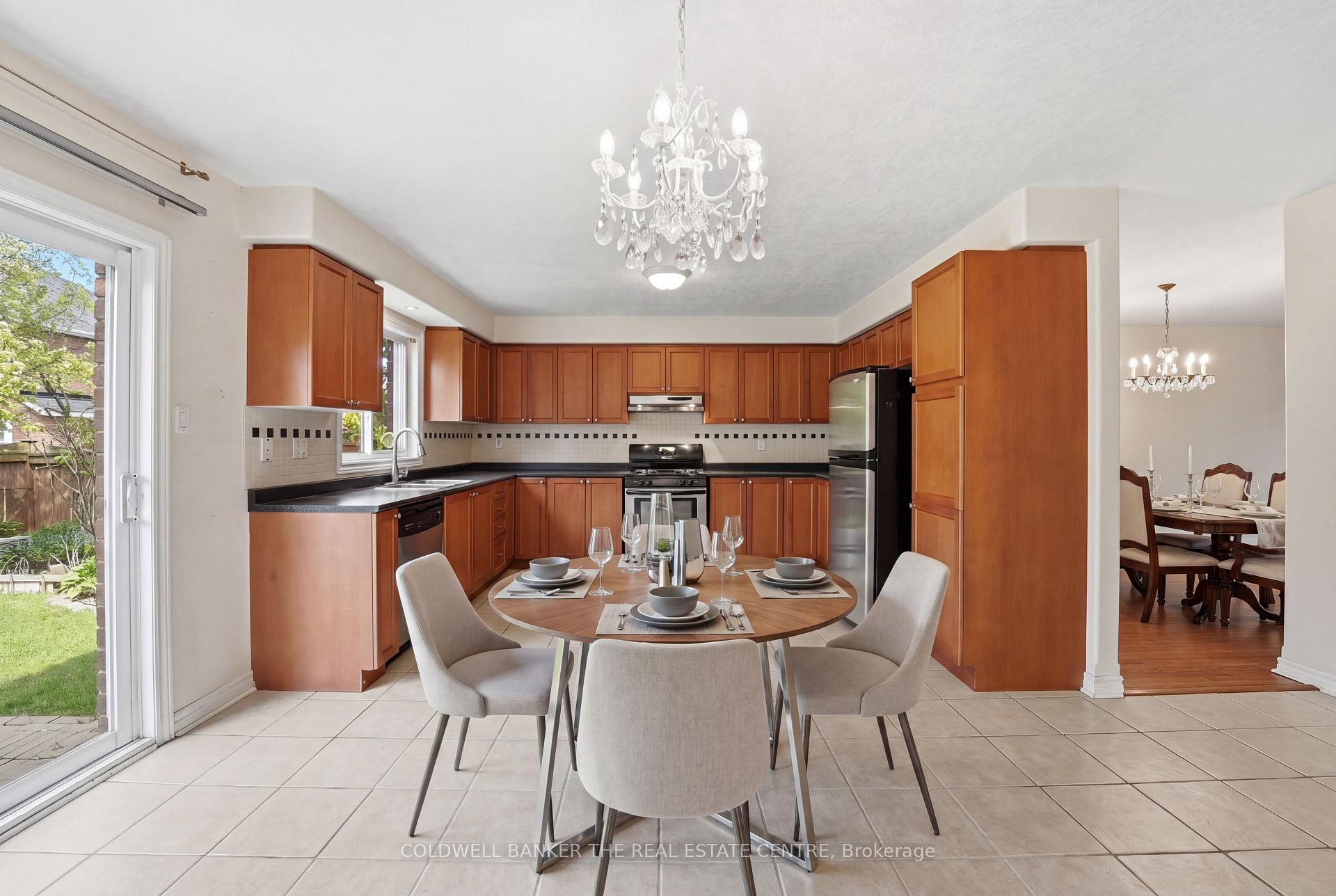 Photo 6 of 44 Prince William Way, Barrie, Innis-Shore — HOMEH