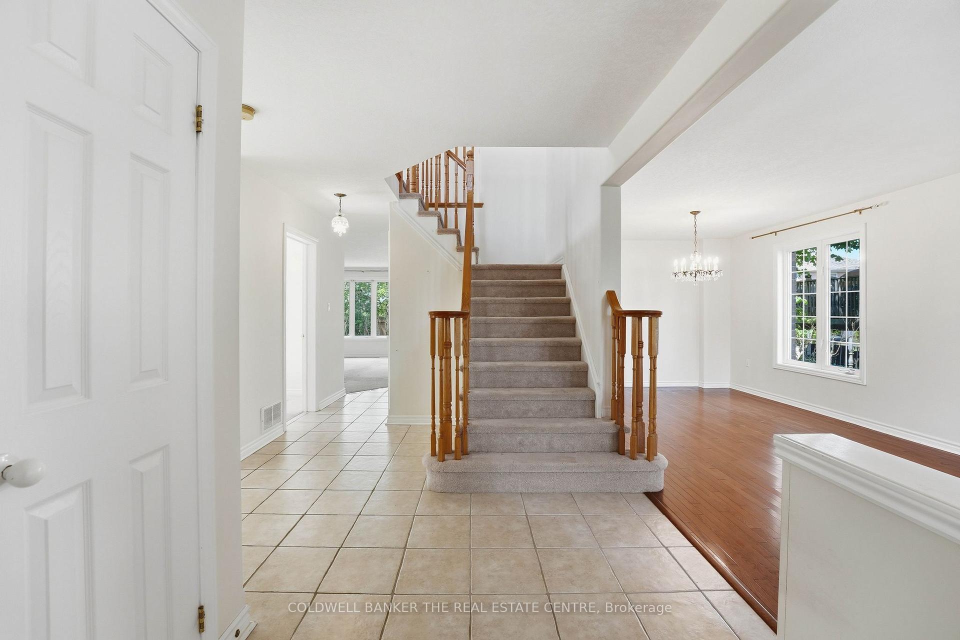 Photo 8 of 44 Prince William Way, Barrie, Innis-Shore — HOMEH