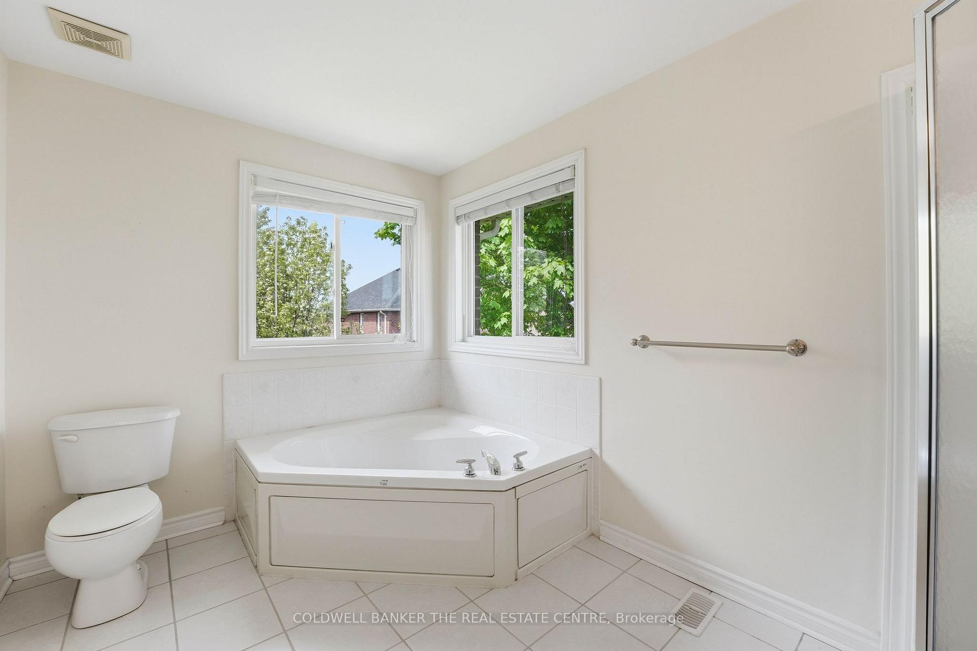 Photo 13 of 44 Prince William Way, Barrie, Innis-Shore — HOMEH