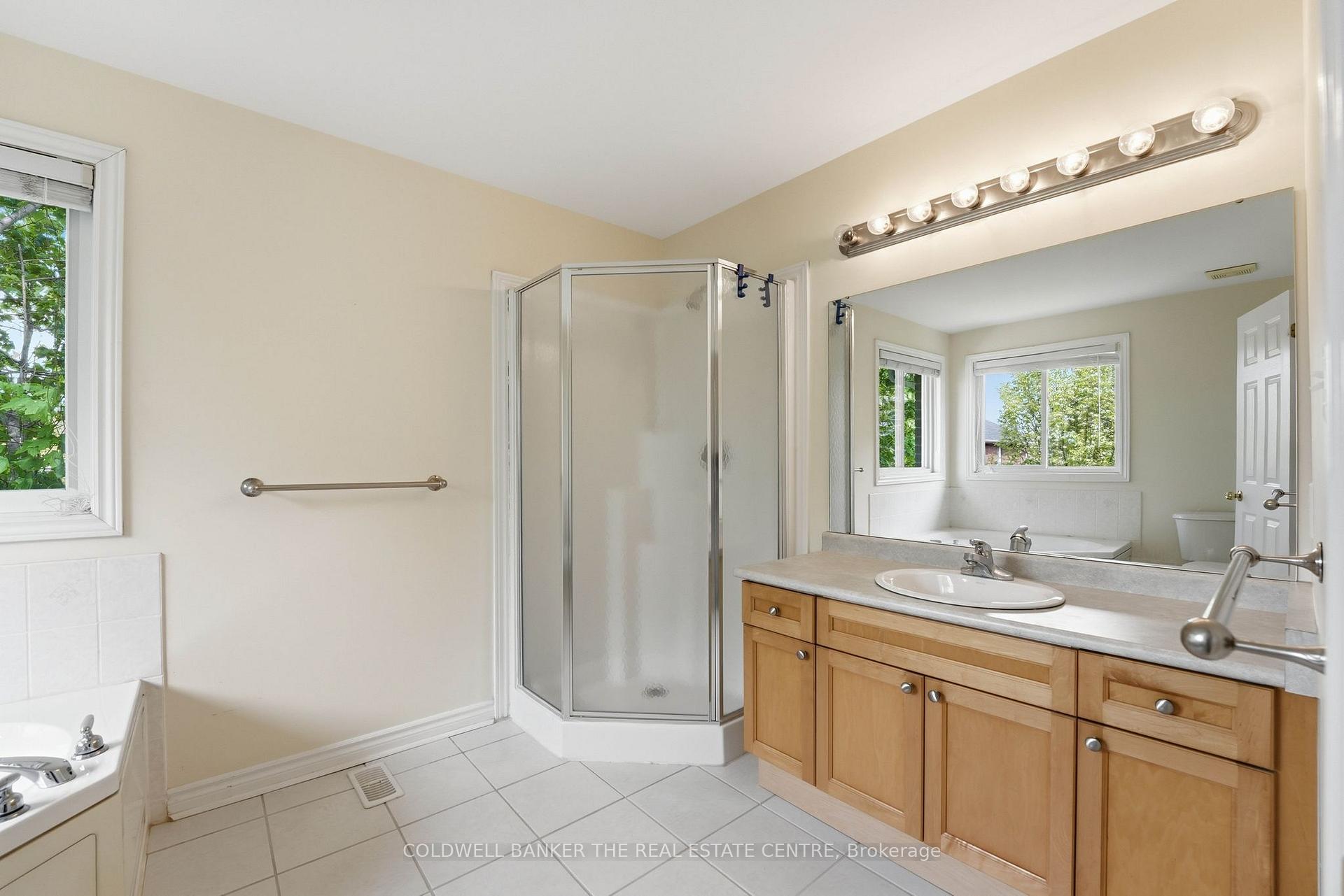 Photo 14 of 44 Prince William Way, Barrie, Innis-Shore — HOMEH