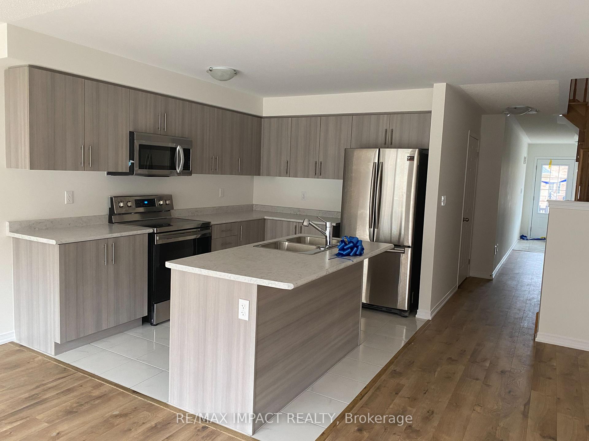 Photo 5 of 144 Ice Palace Crescent, Oshawa, Windfields — HOMEH