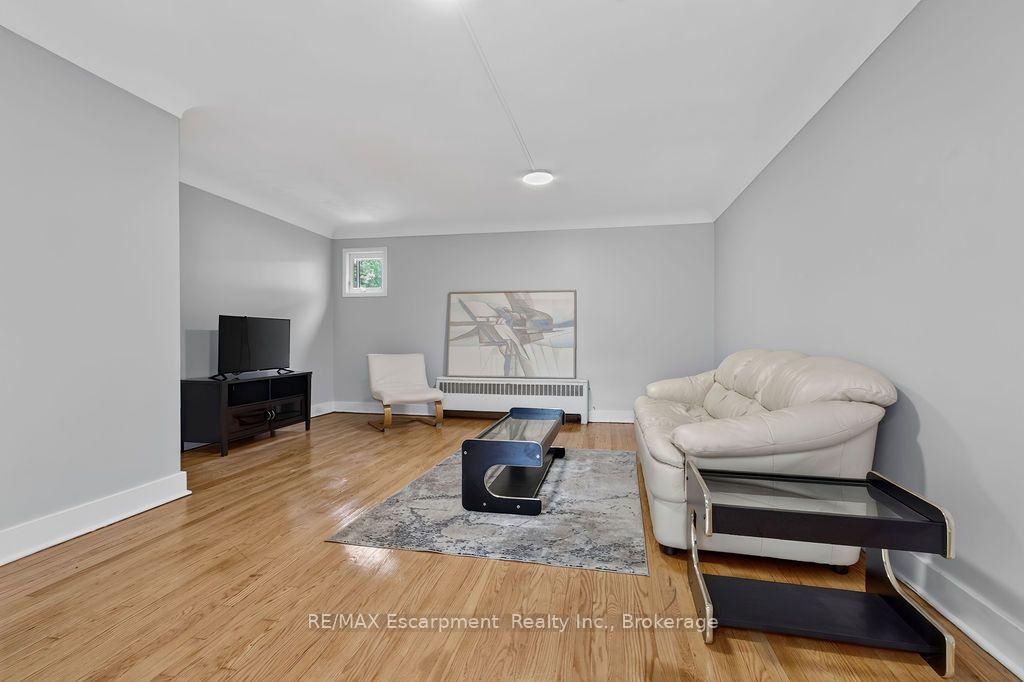 Photo 4 of Unit 4, 425 Burlington Avenue, Burlington, Brant — HOMEH