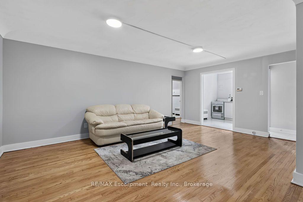Photo 5 of Unit 4, 425 Burlington Avenue, Burlington, Brant — HOMEH